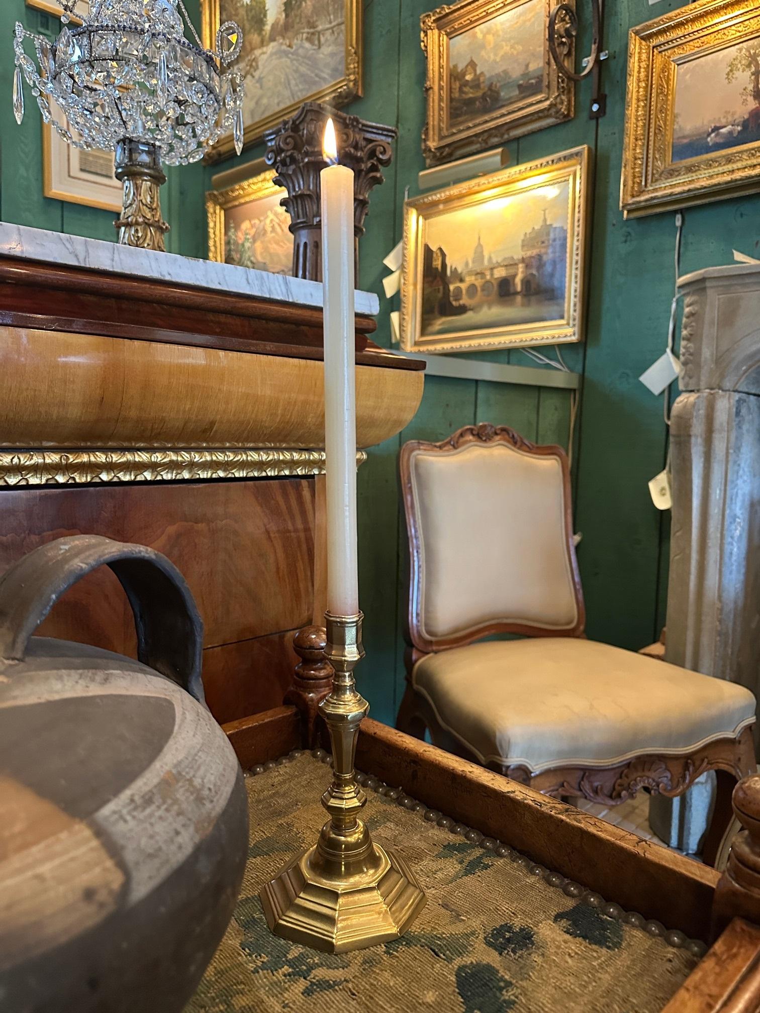 Coppia di candelabri del 17° secolo in ottone, Objects for Objects antico LA CA in vendita 4