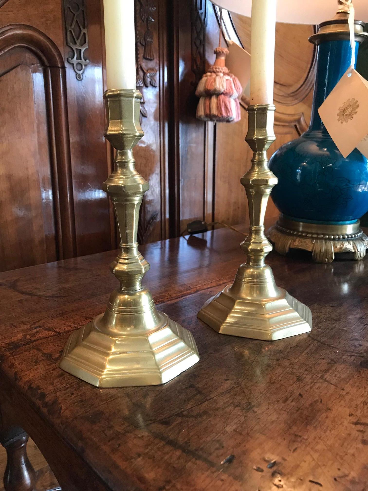 Louis XIII Paire de chandeliers A.I.C. Candle Holder Light en laiton Antique Gift Objects LA CA. en vente