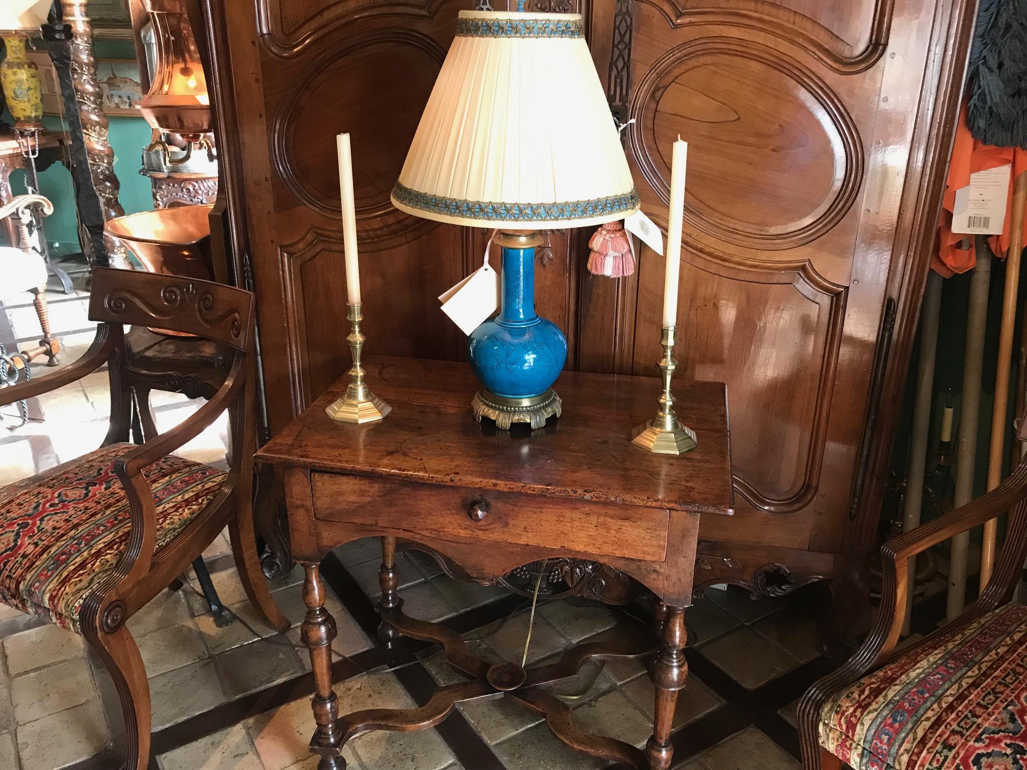 Francese Coppia di candelabri del 17° secolo in ottone, Objects for Objects antico LA CA in vendita