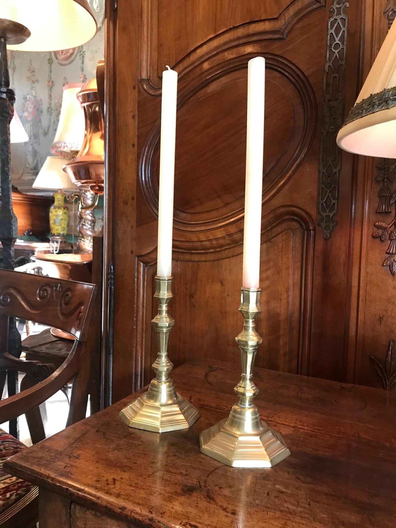 Laiton Paire de chandeliers A.I.C. Candle Holder Light en laiton Antique Gift Objects LA CA. en vente