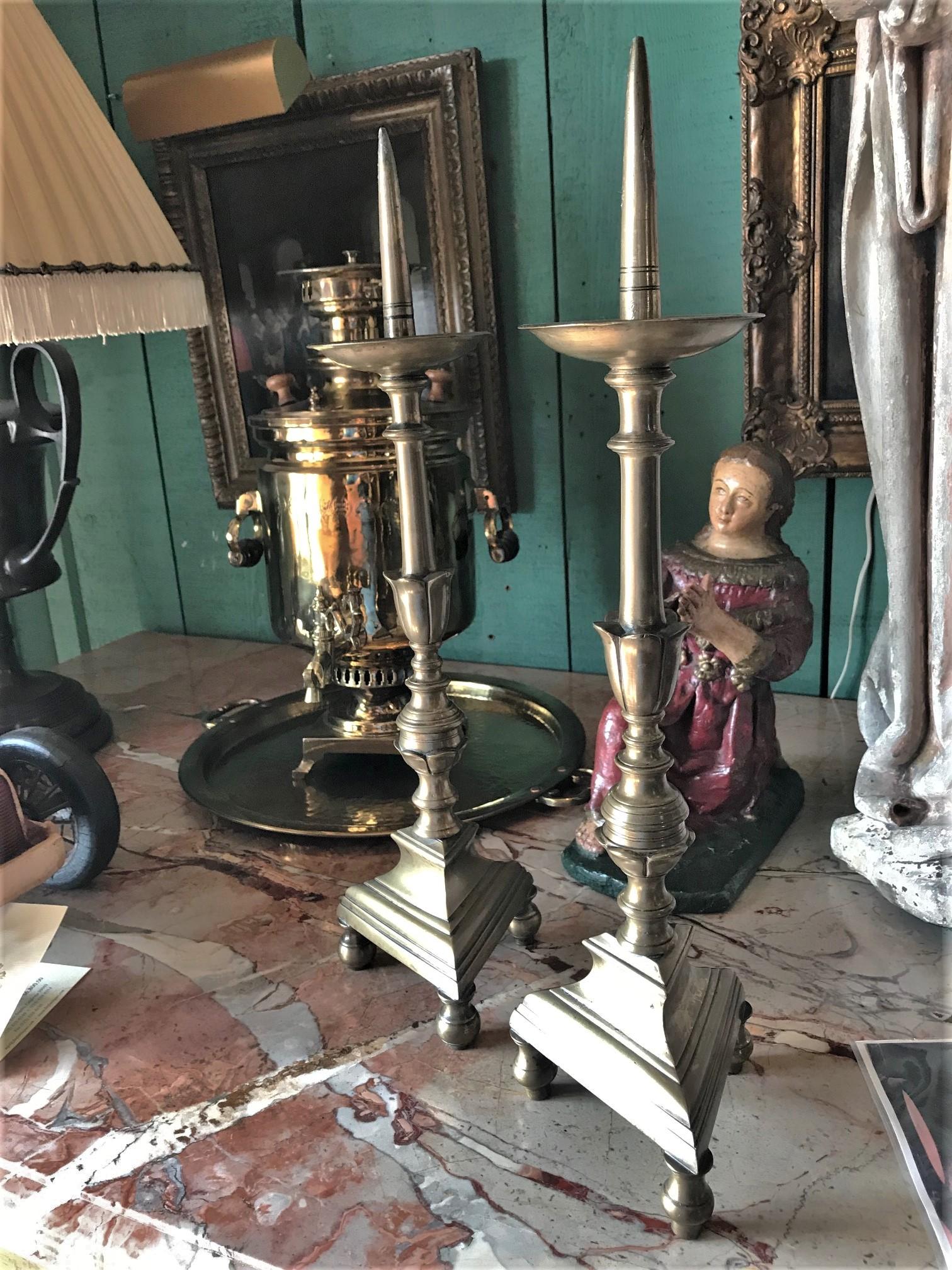 Paire de Chandeliers du 17ème siècle Chandelier Lumière en laiton Objects for Objects Antiquities en vente 4