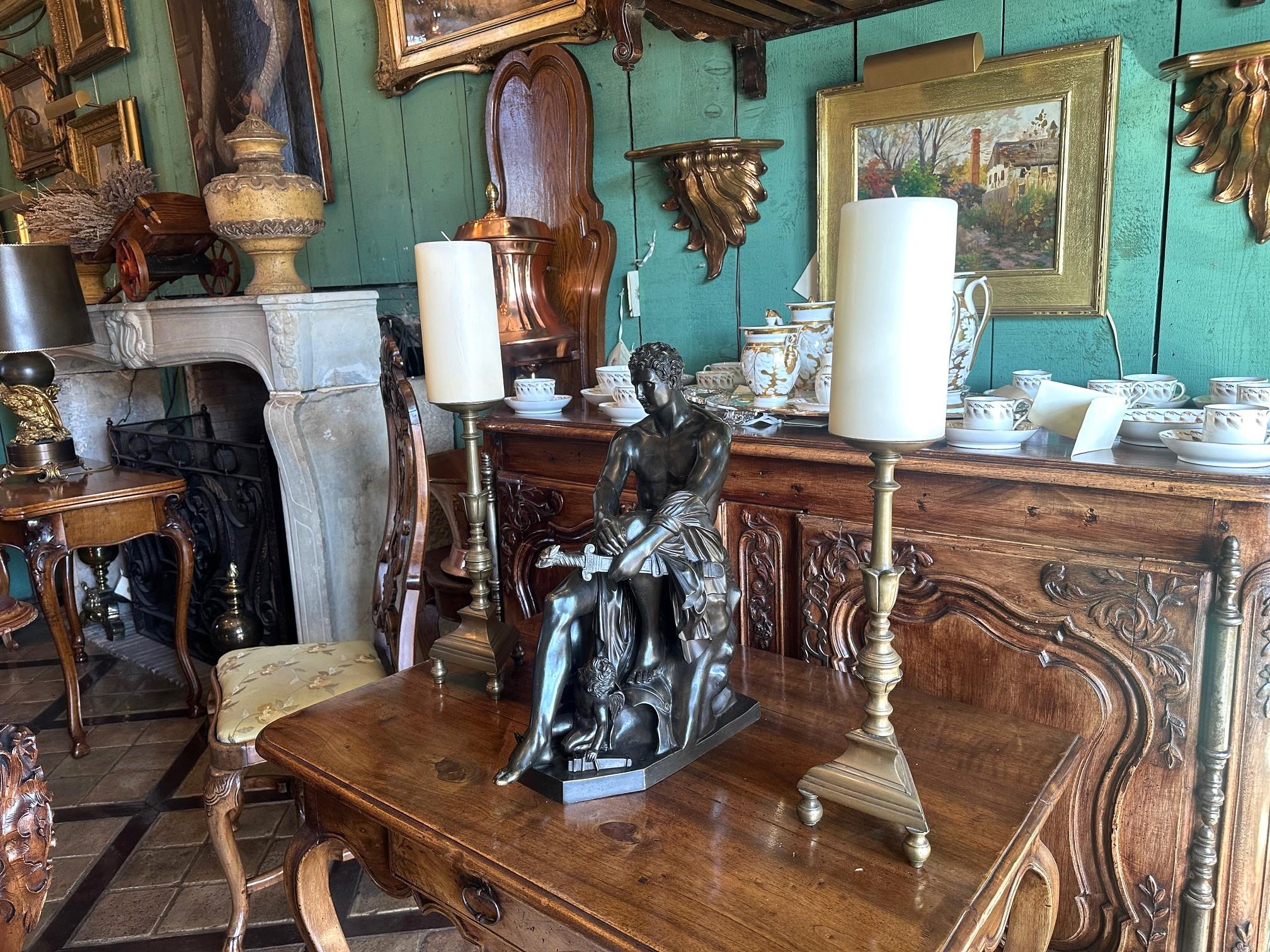 Paire de chandeliers du 17ème siècle Bougeoir en laiton Objet cadeau Antiquités. Très belle paire de chandeliers d'époque Louis XIV en laiton. L'effet de miroir Travailler avec les multiples couches et lignes de la bobèche jusqu'à l'élégante base