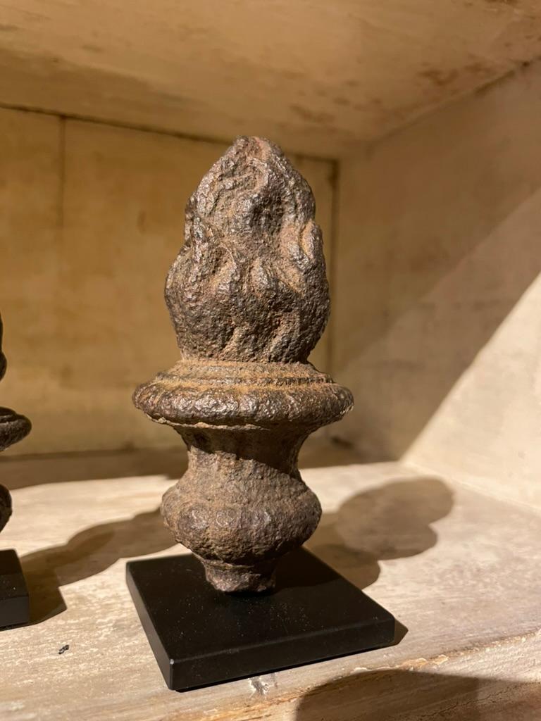 Paire de fleurons d'urne flamboyant en fer baroque français du 17ème siècle  en vente 2