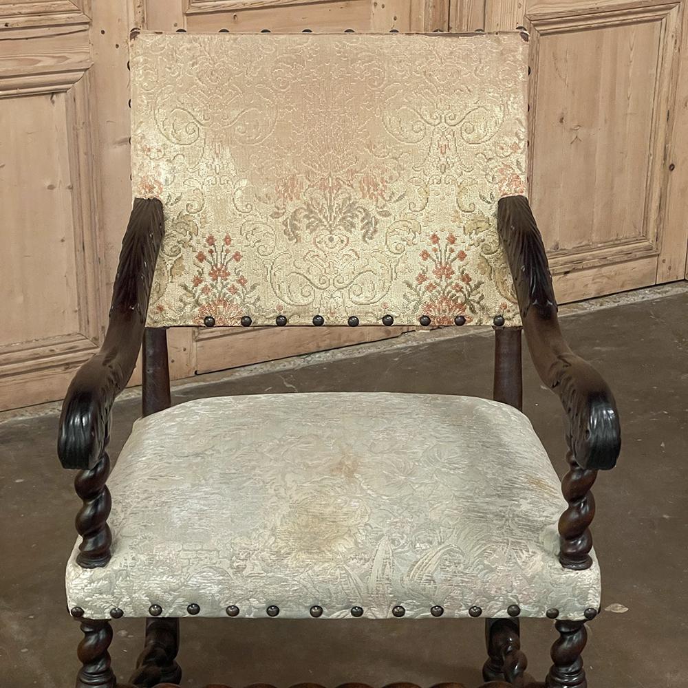 Paire de fauteuils Louis XIII du XVIIe siècle en torsion d'orge en vente 9