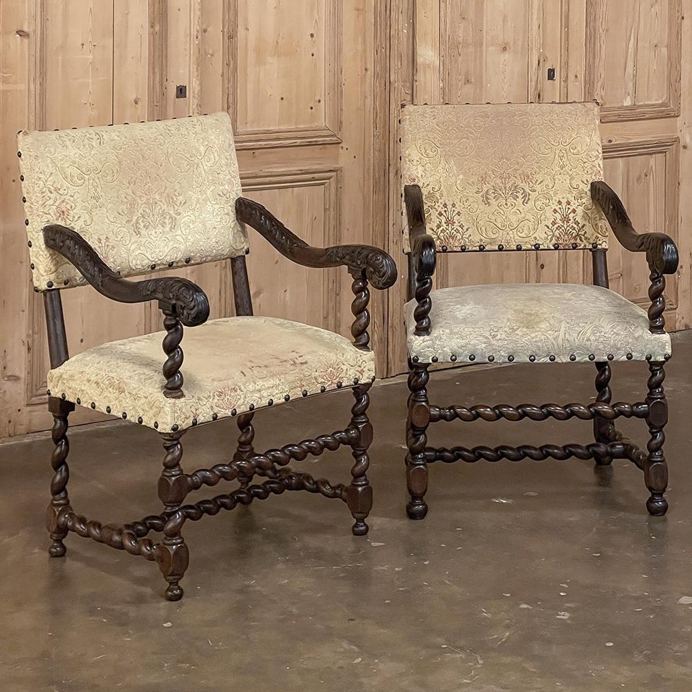 Paire de fauteuils torsadés en orge Louis XIII du XVIIe siècle, parfaits pour ajouter une touche ancienne à tout décor.  Fabriquée à la main à partir de noyer français ancien et massif, chaque pièce présente un cadre de colonnes et de supports