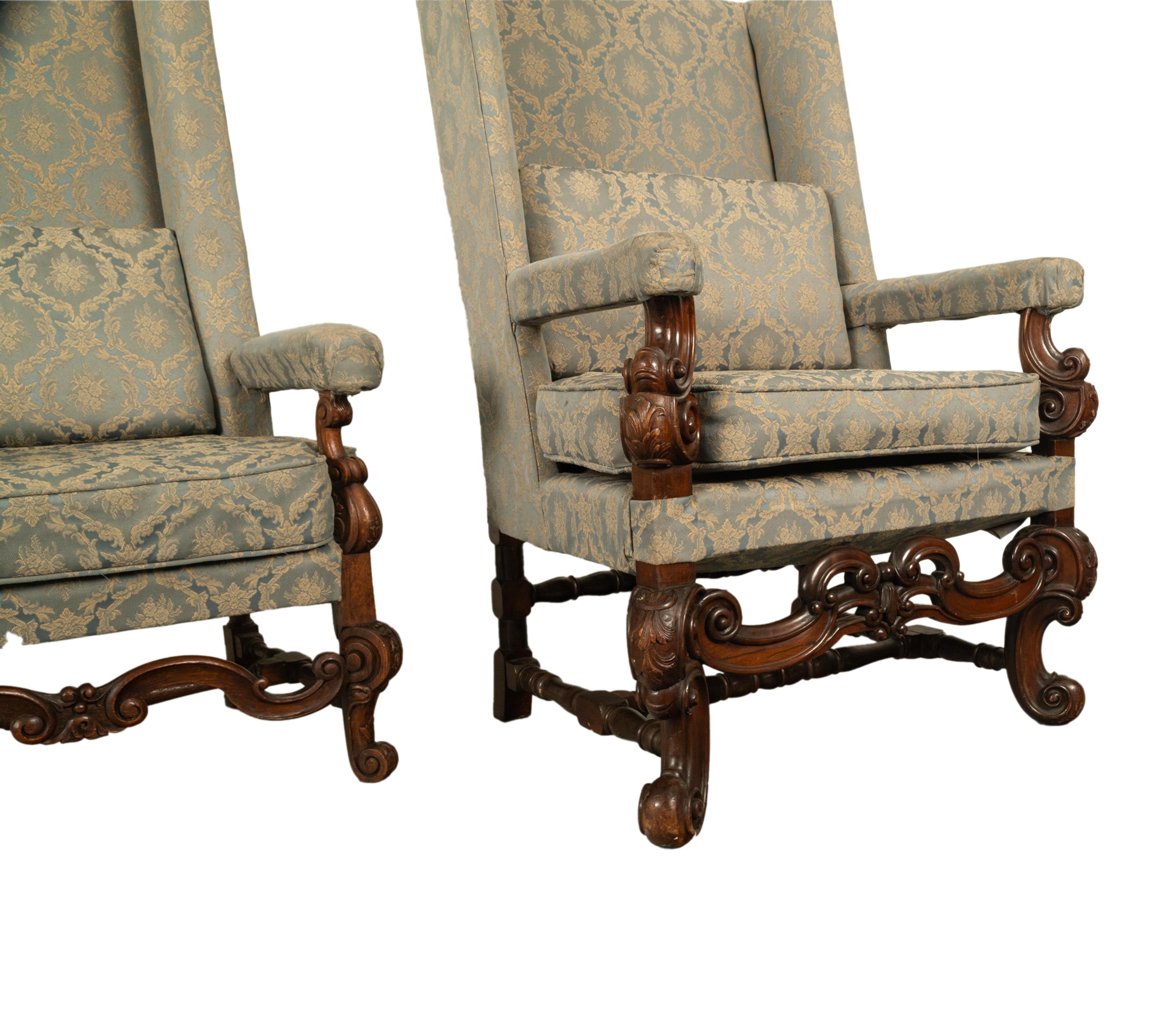 Coppia di poltrone con schienale ad ala in stile caroleano del XVII secolo in noce intagliato 1860 in vendita 3