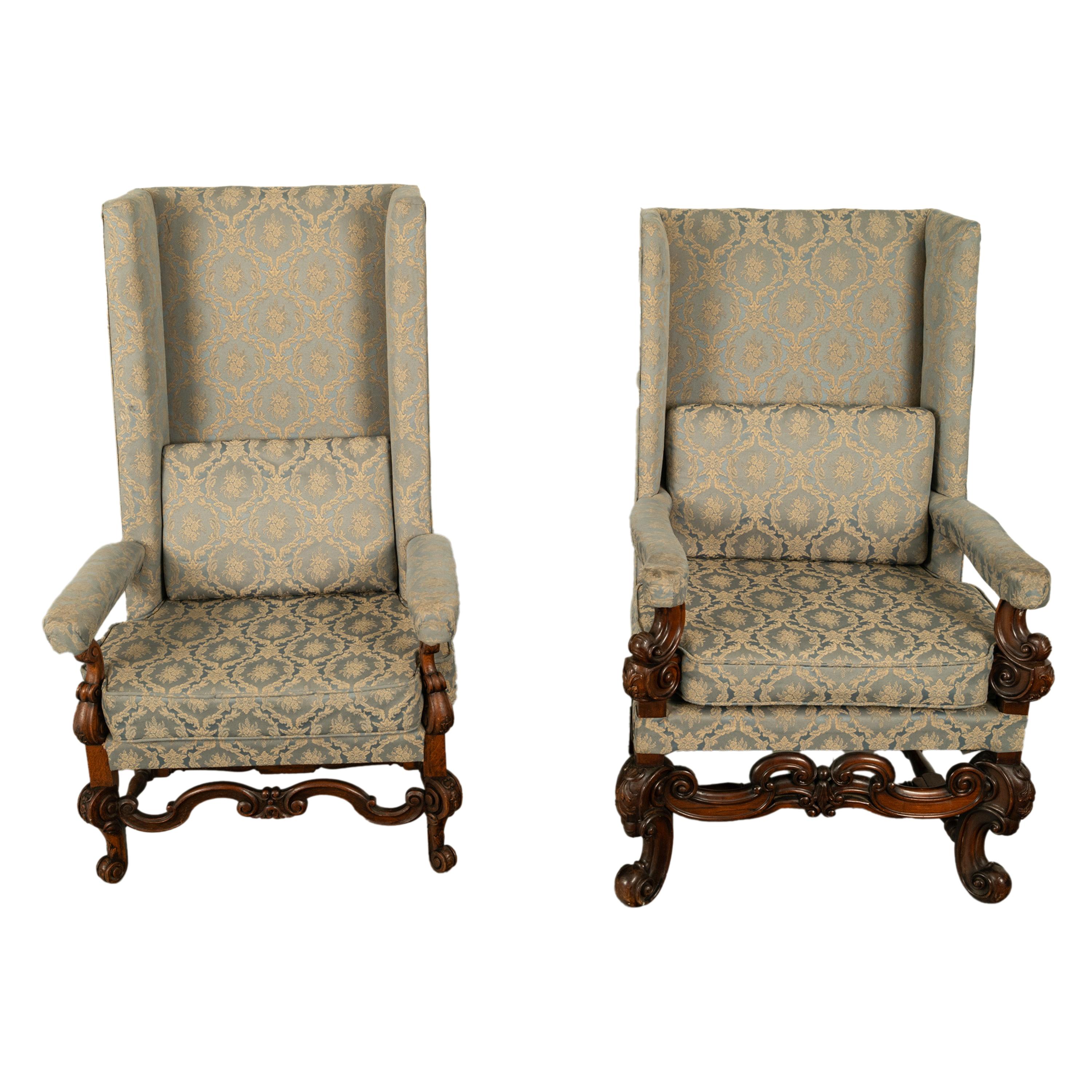 Un'ottima coppia di antiche poltrone wingback imbottite in noce intagliato Carolean, in stile XVII secolo, sedie da trono per signore e signori, circa 1860.
Le alte spalliere con i fianchi proteggono il sedile dalle correnti d'aria, mentre la base è