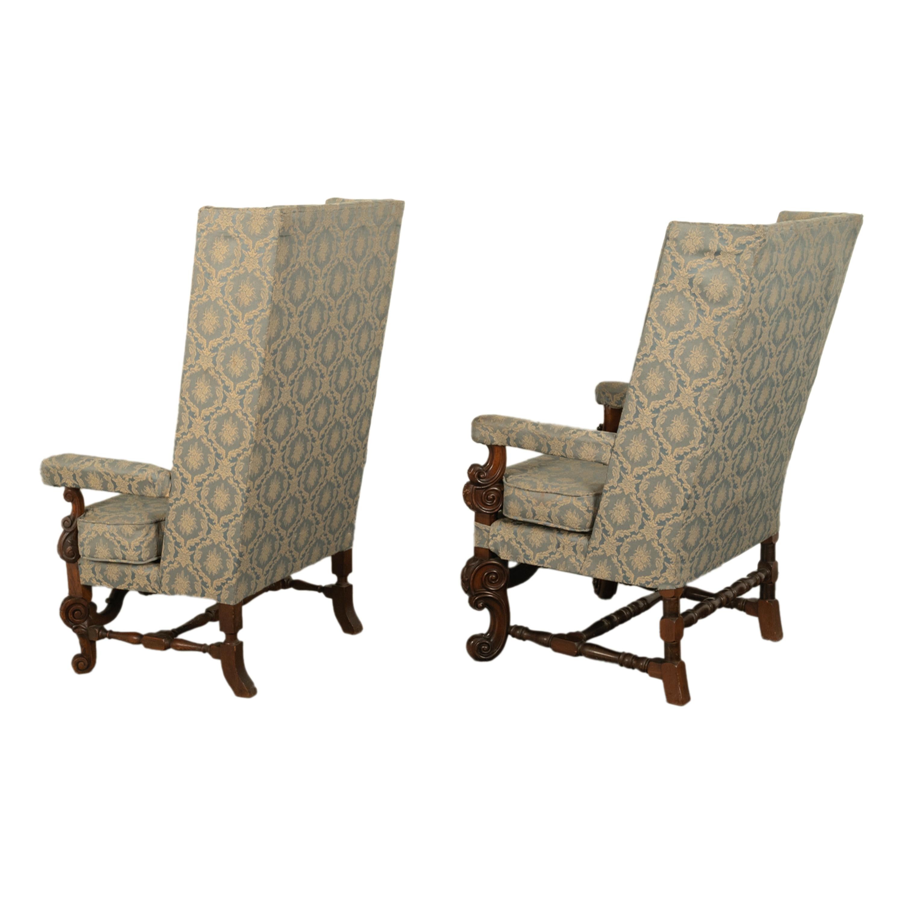 XIX secolo Coppia di poltrone con schienale ad ala in stile caroleano del XVII secolo in noce intagliato 1860 in vendita