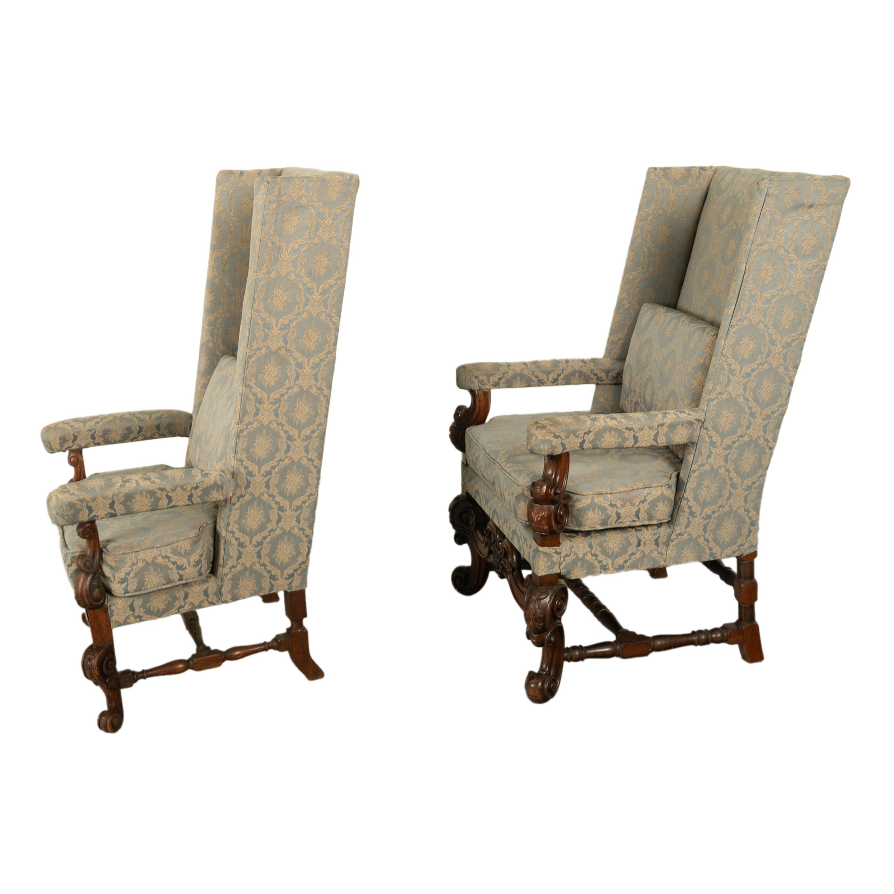 Tappezzeria Coppia di poltrone con schienale ad ala in stile caroleano del XVII secolo in noce intagliato 1860 in vendita