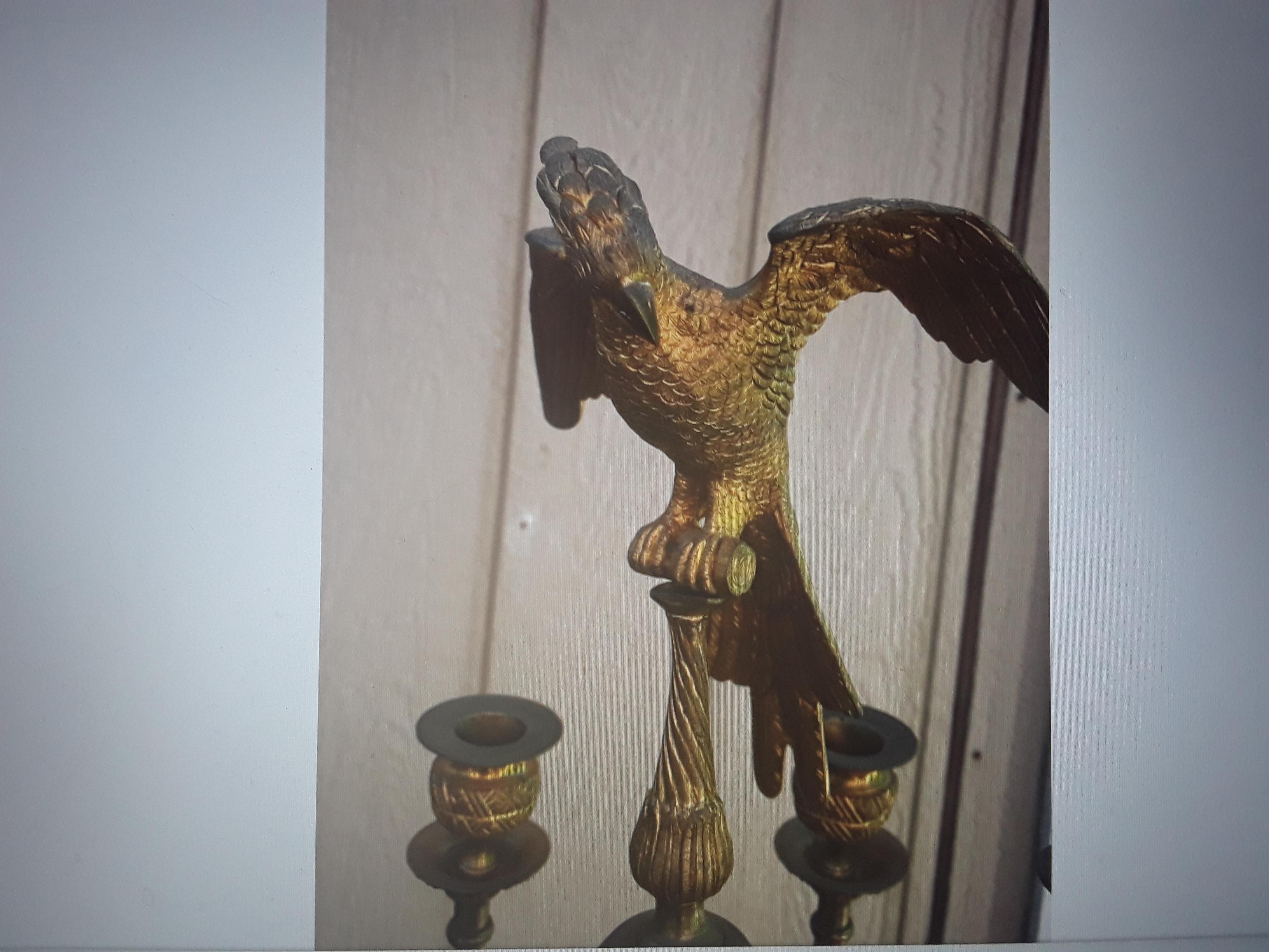 Paar französische vergoldete Bronze-Kandelaber mit Papagei- Opposing Face aus dem 18./19. Jahrhundert XL. Cressent? im Angebot 1