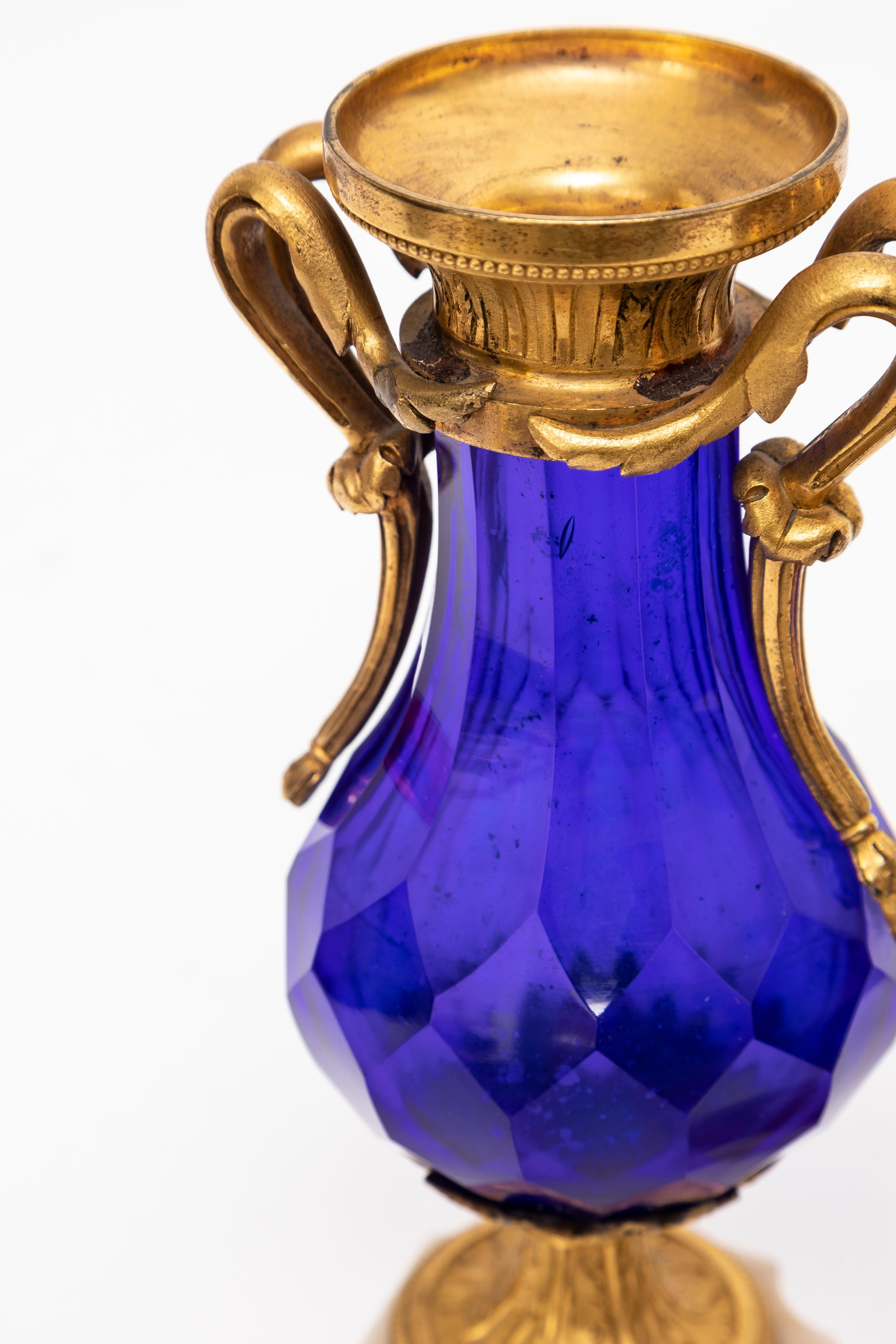 Paire de vases russes de 18 carats en cristal bleu cobalt et bronze doré montés sur socle en marbre en vente 2