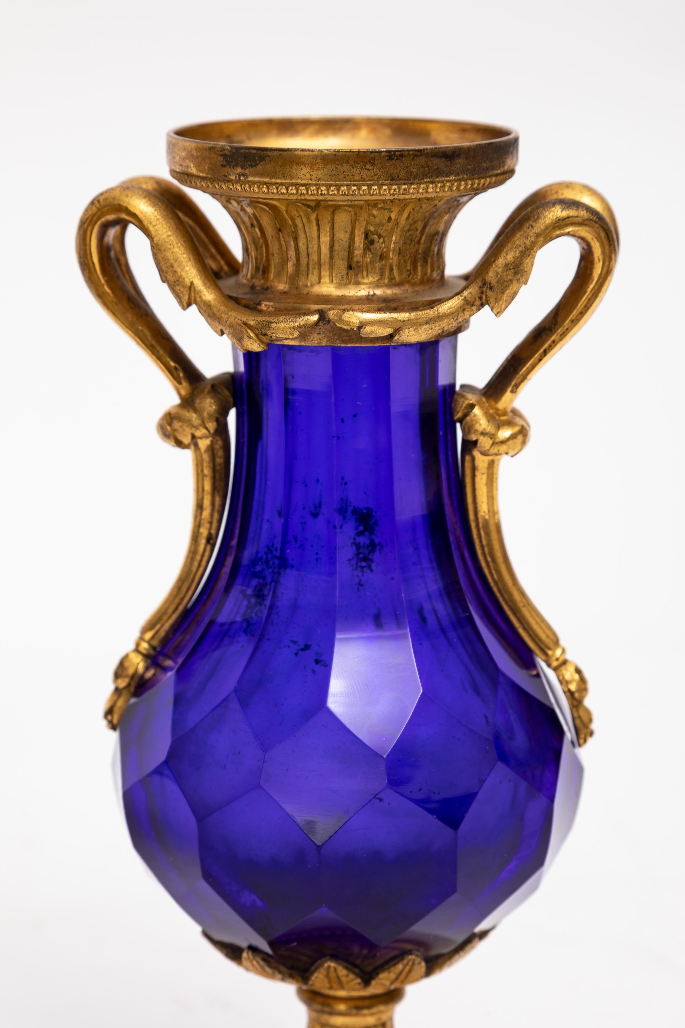 Paire de vases russes de 18 carats en cristal bleu cobalt et bronze doré montés sur socle en marbre en vente 3