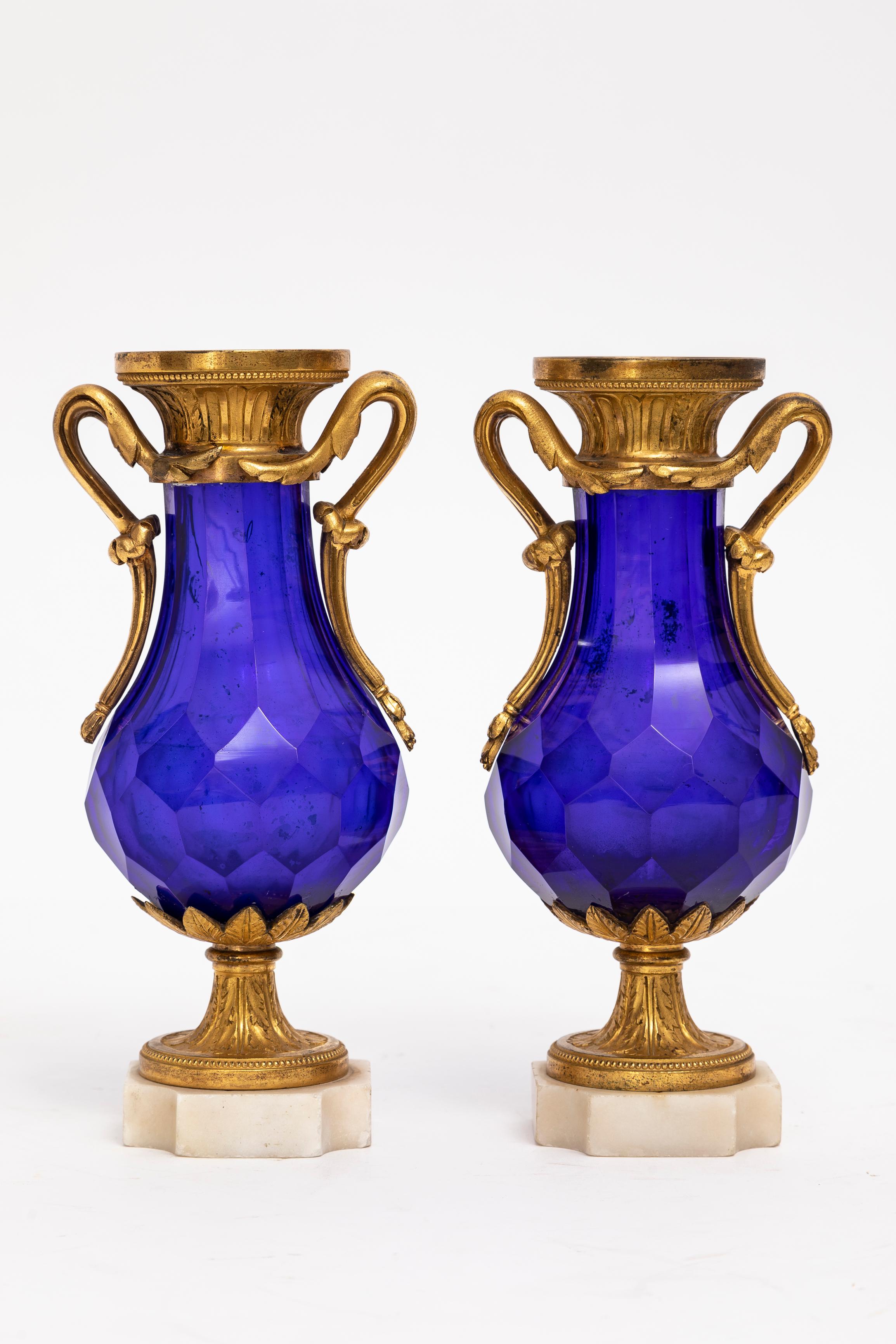 Ein prächtiges Paar russischer Vasen aus kobaltblauem Kristall und Ormolu, aus der Zeit Ludwigs XVI. Jede dieser Vasen zeichnet sich durch ein Höchstmaß an handwerklicher und künstlerischer Qualität aus. Der kobaltblaue Kristall ist ein fesselnder