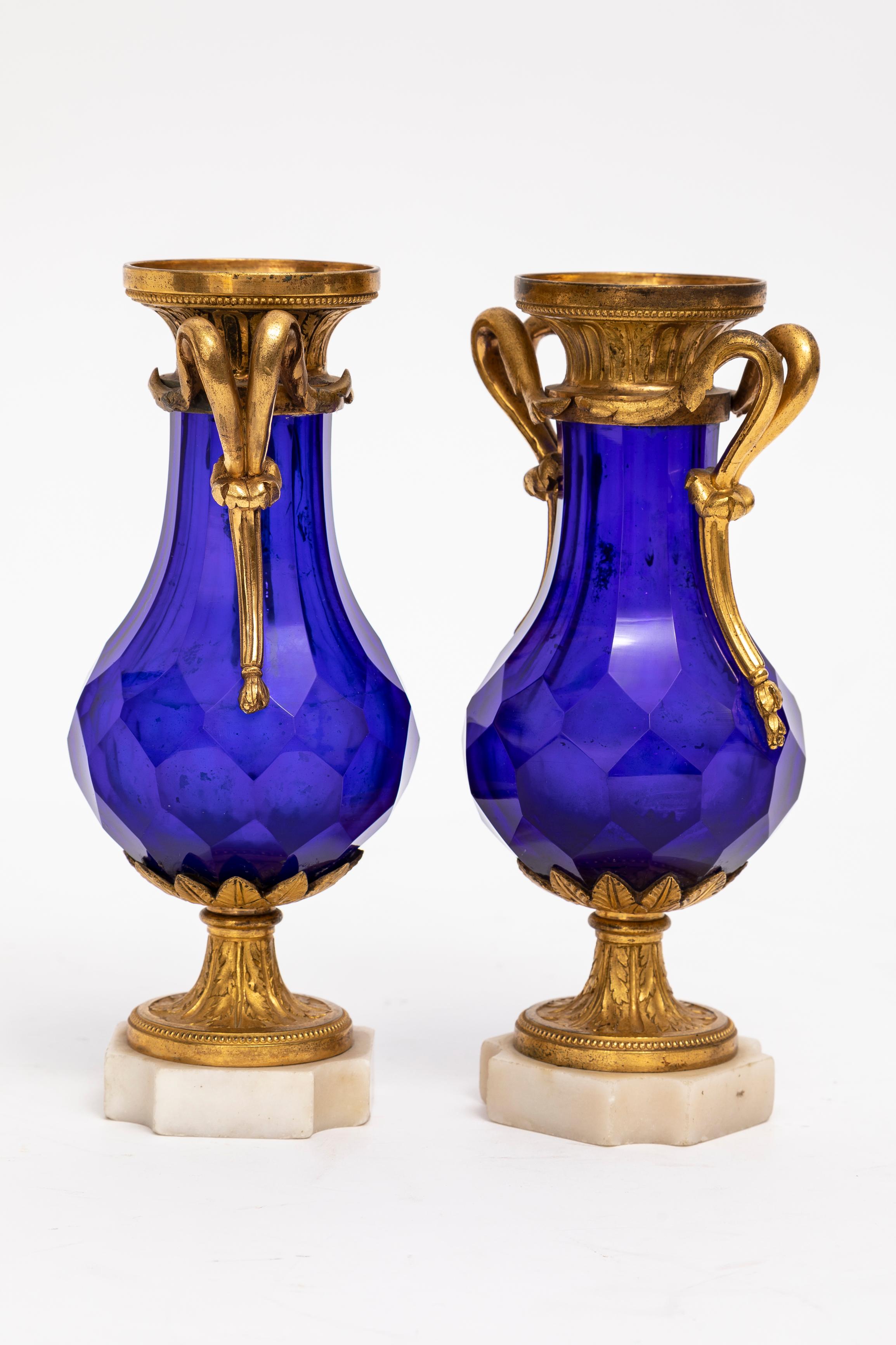 Paar kobaltblaue russische Vasen aus Kristall und Goldbronze mit Marmorsockeln aus 18 Karat, Paar (Louis XVI.) im Angebot