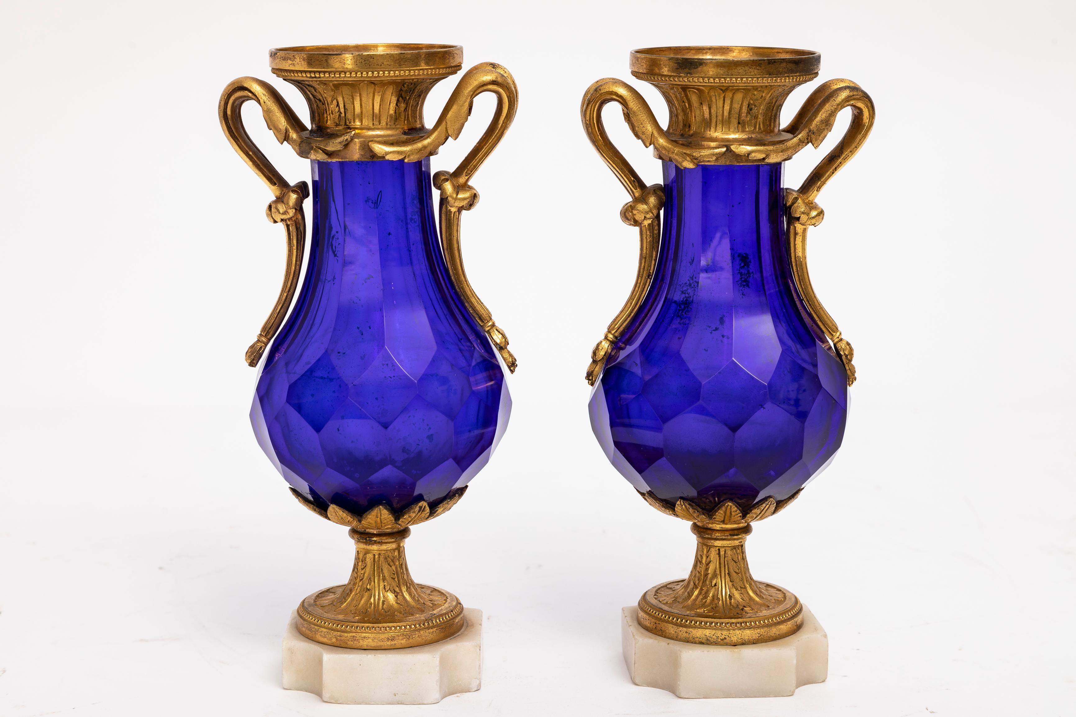 Paar kobaltblaue russische Vasen aus Kristall und Goldbronze mit Marmorsockeln aus 18 Karat, Paar (Russisch) im Angebot