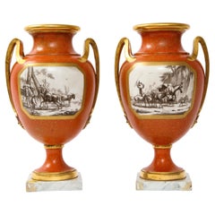 Pareja de jarrones de porcelana de imitación de pórfido de Sevres del siglo XVIII con inscripción azul Sevres R.F. Mark