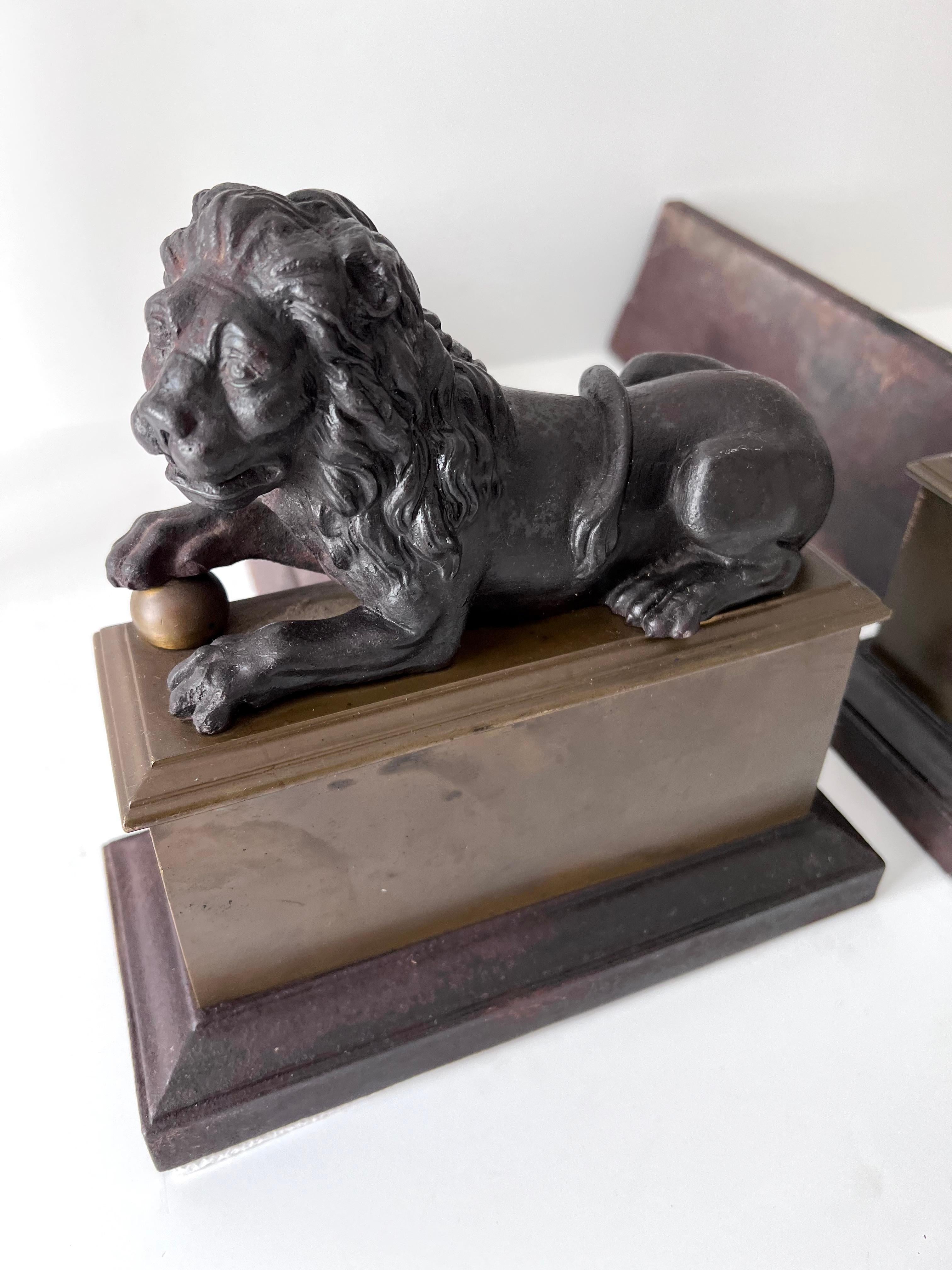 Pair 18th Century Reclining Iron Lion Andirons on a Brass Base In Good Condition For Sale In Los Angeles, CA
