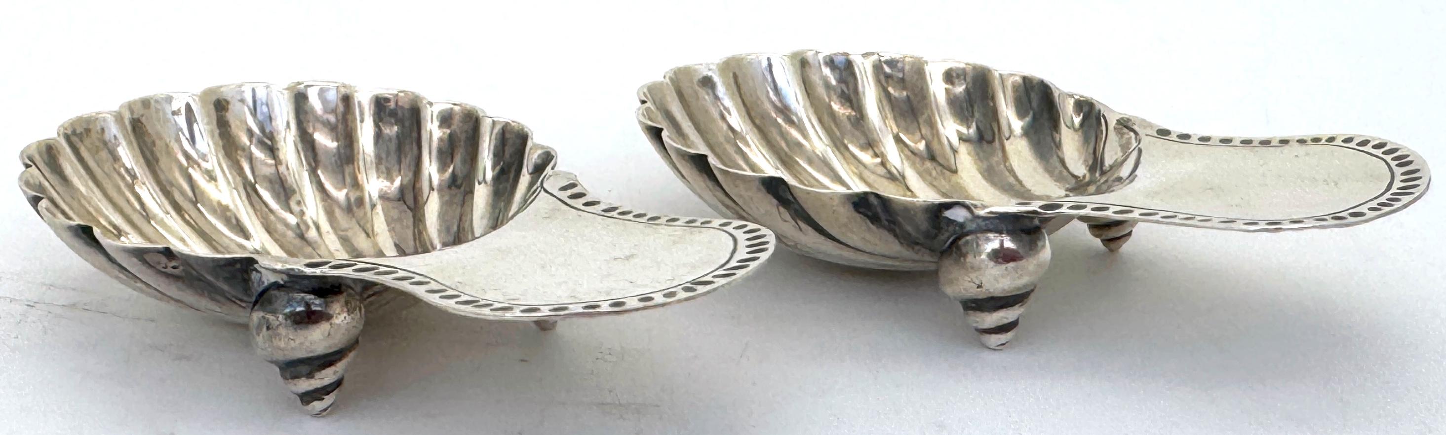 Georgiano Pair 1893 English Sterling Silver Shell-Form Tea Caddy Spoons, Shell Feet in vendita