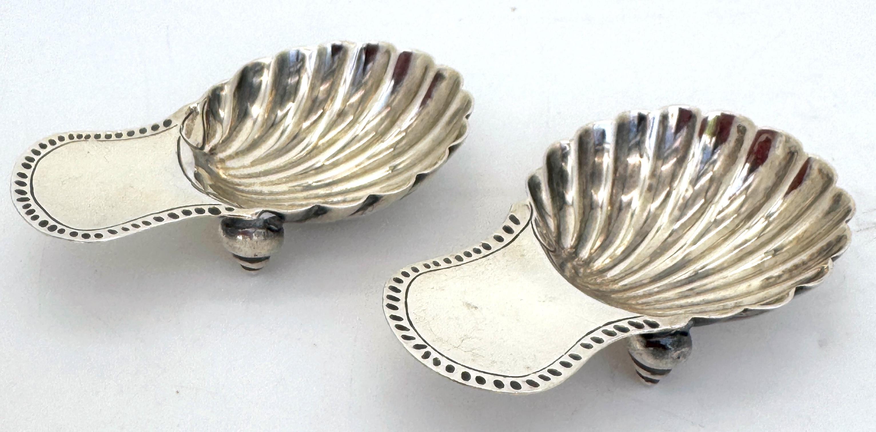 Inglese Pair 1893 English Sterling Silver Shell-Form Tea Caddy Spoons, Shell Feet in vendita