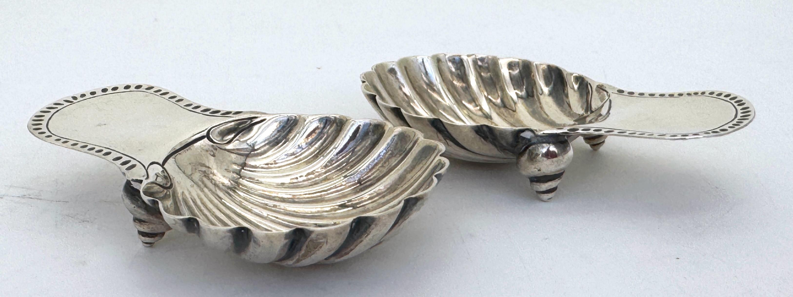 Calco Pair 1893 English Sterling Silver Shell-Form Tea Caddy Spoons, Shell Feet in vendita