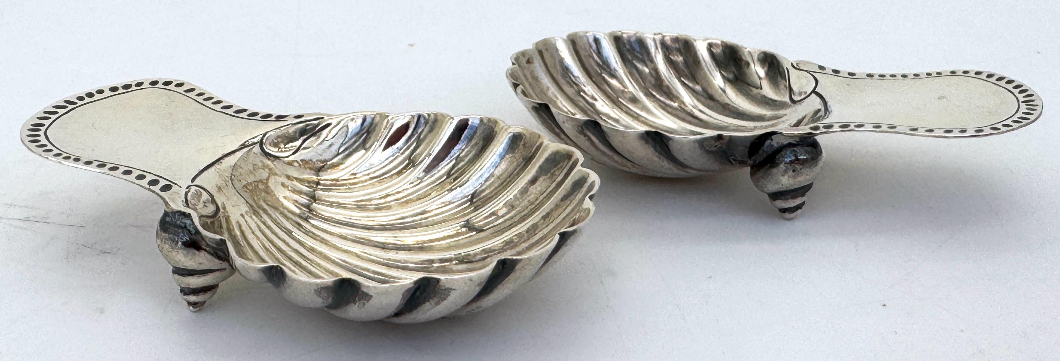 Pair 1893 English Sterling Silver Shell-Form Tea Caddy Spoons, Shell Feet In condizioni buone in vendita a West Palm Beach, FL