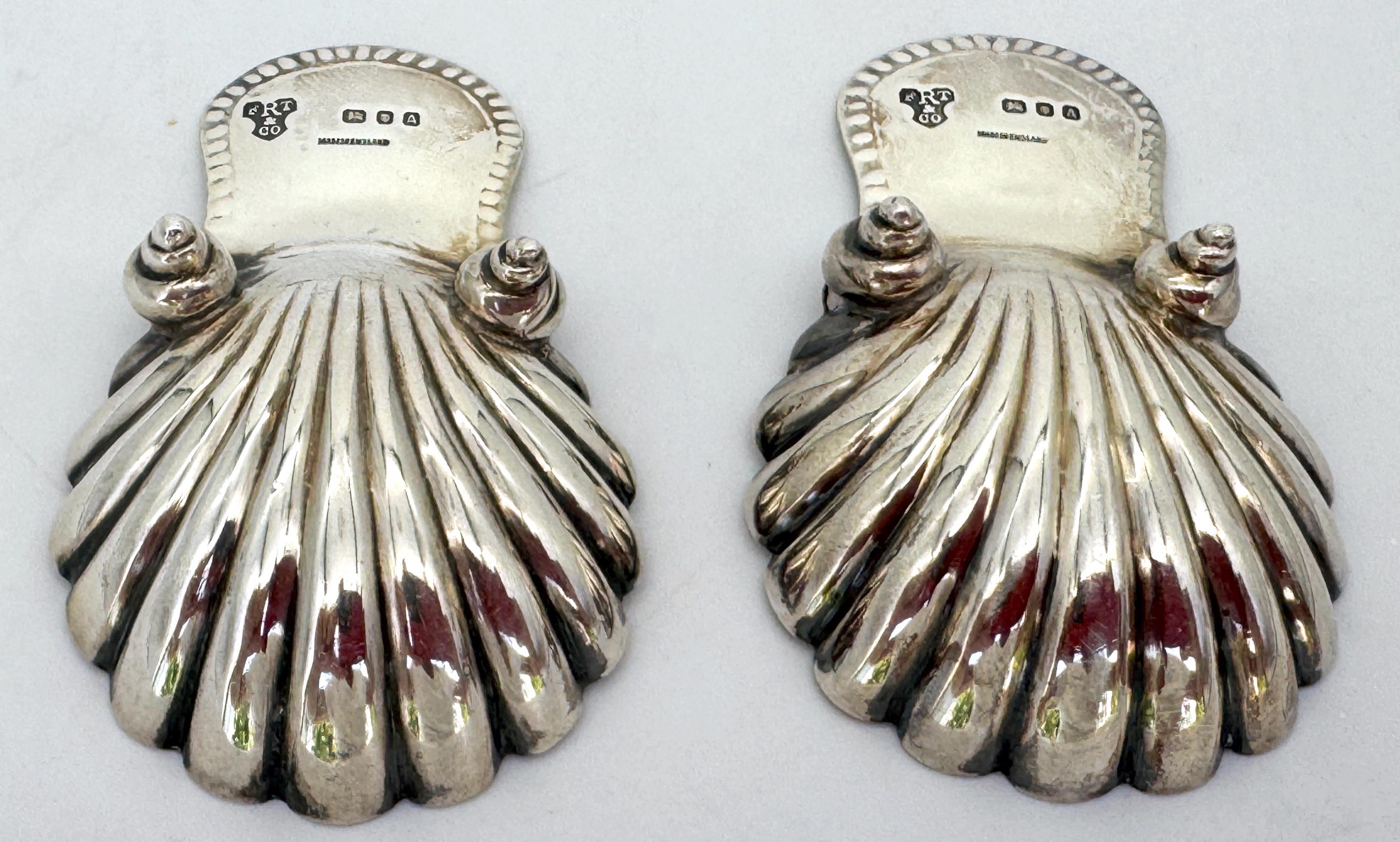 XIX secolo Pair 1893 English Sterling Silver Shell-Form Tea Caddy Spoons, Shell Feet in vendita