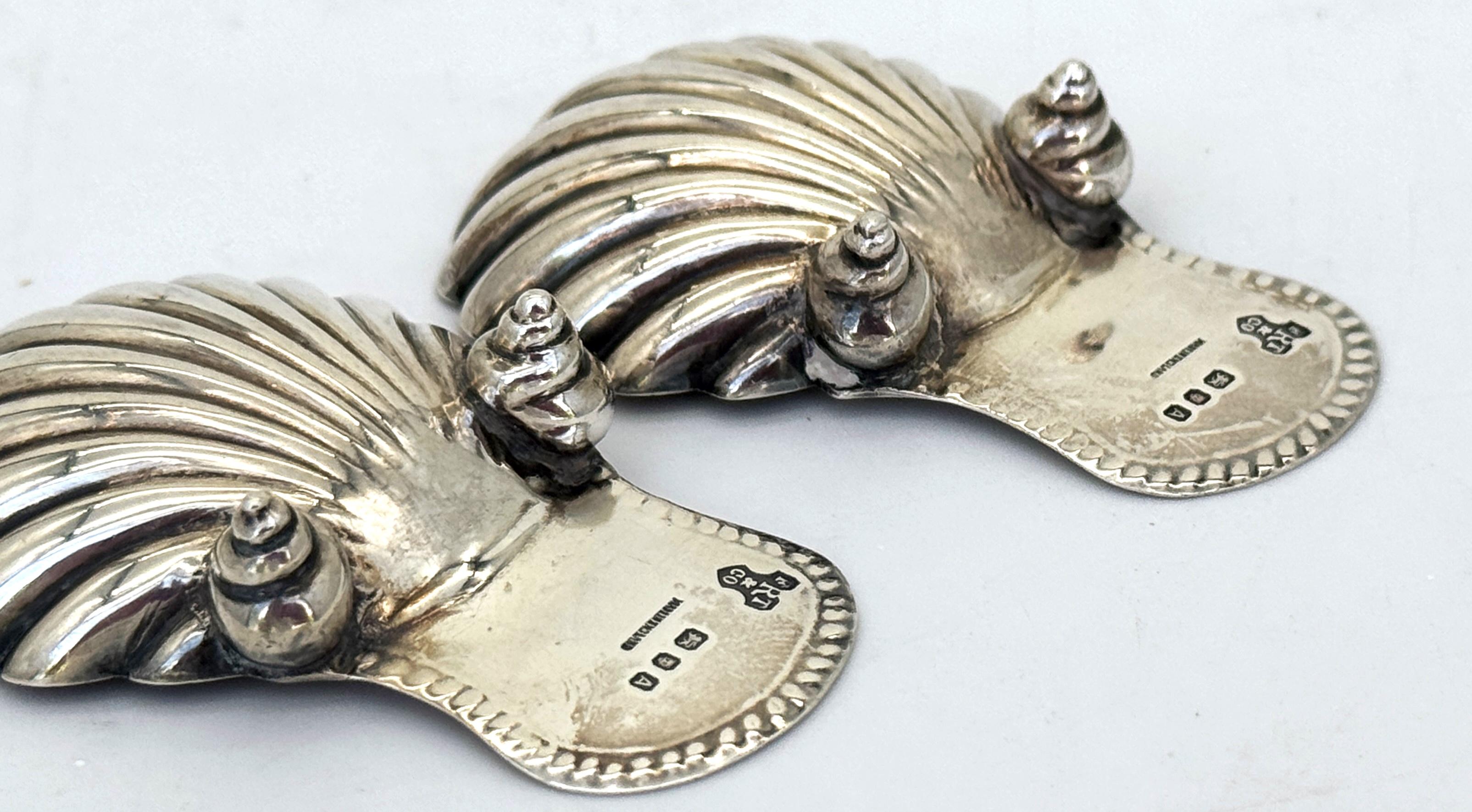 Argento 925 Pair 1893 English Sterling Silver Shell-Form Tea Caddy Spoons, Shell Feet in vendita