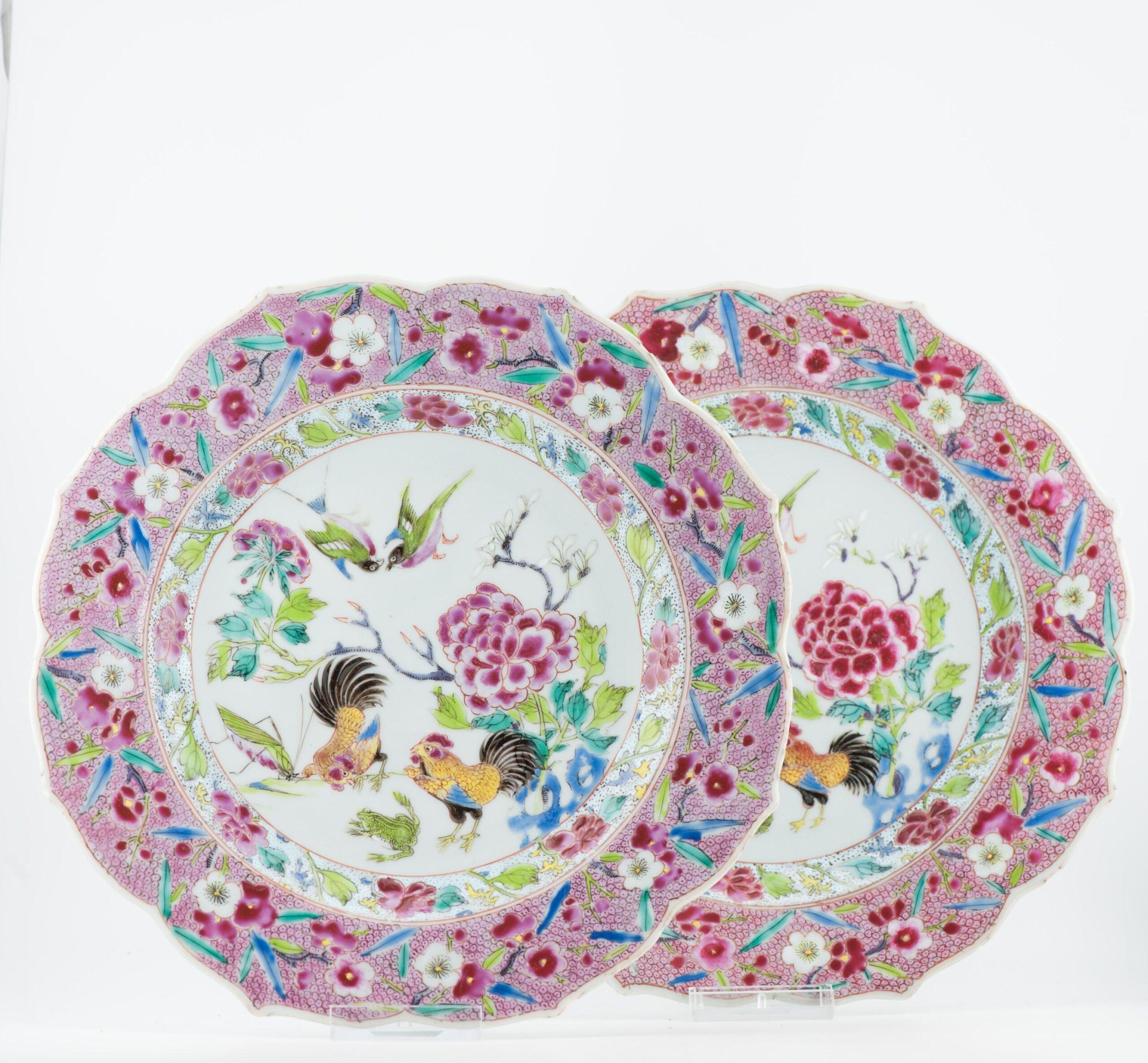 Condividiamo con te questa fantastica coppia di due piatti lobati in porcellana cinese del XVIII secolo, periodo Yongzheng o Qianlong.
Su entrambi i piatti è visibile una splendida scena in pallette famille rose con galli, cavallette, rane e uccelli