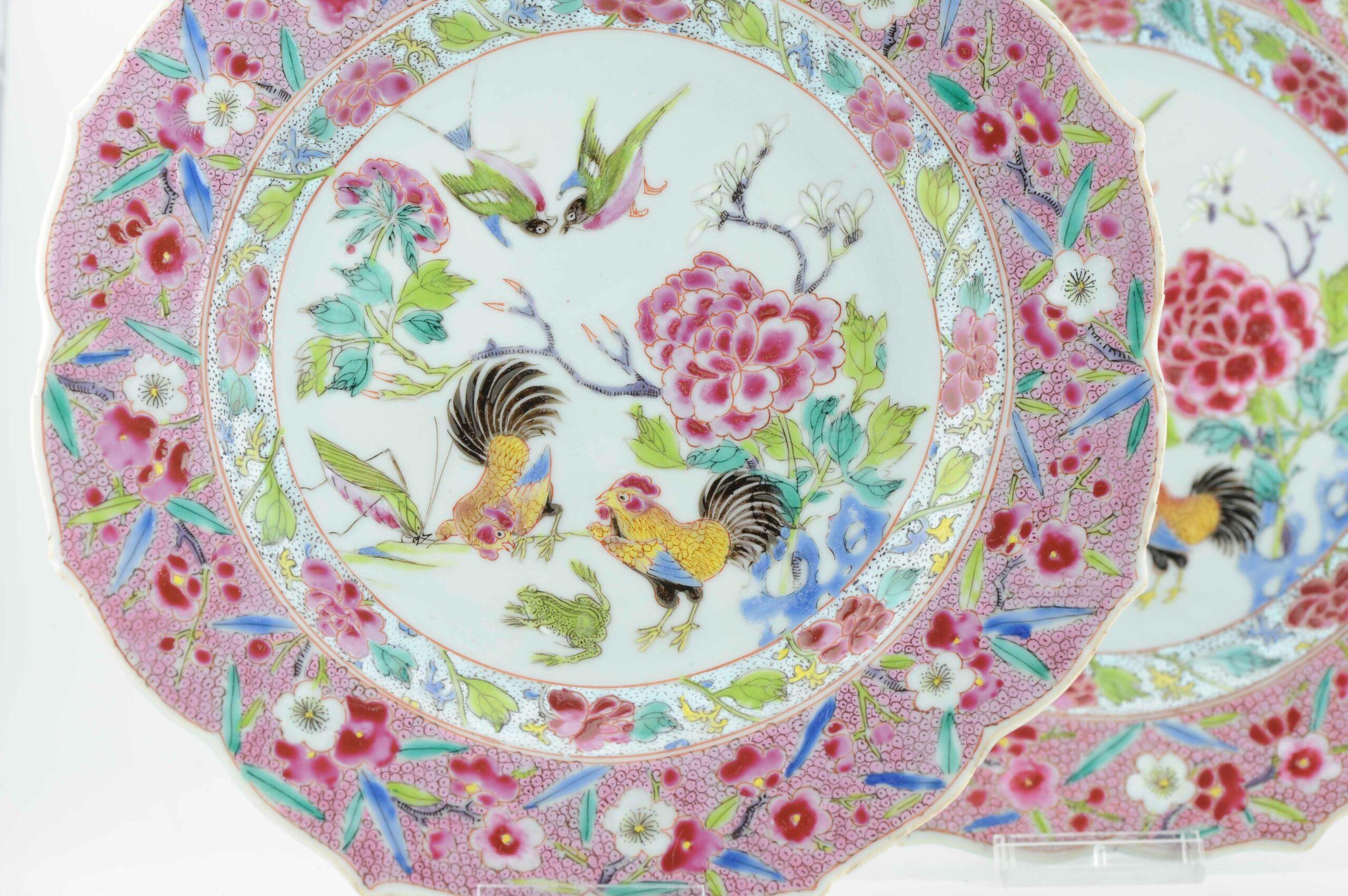 Coppia di piatti in porcellana cinese del XVIII secolo Yongzheng/Qianlong: galli, rane e uccelli In condizioni buone in vendita a Amsterdam, Noord Holland