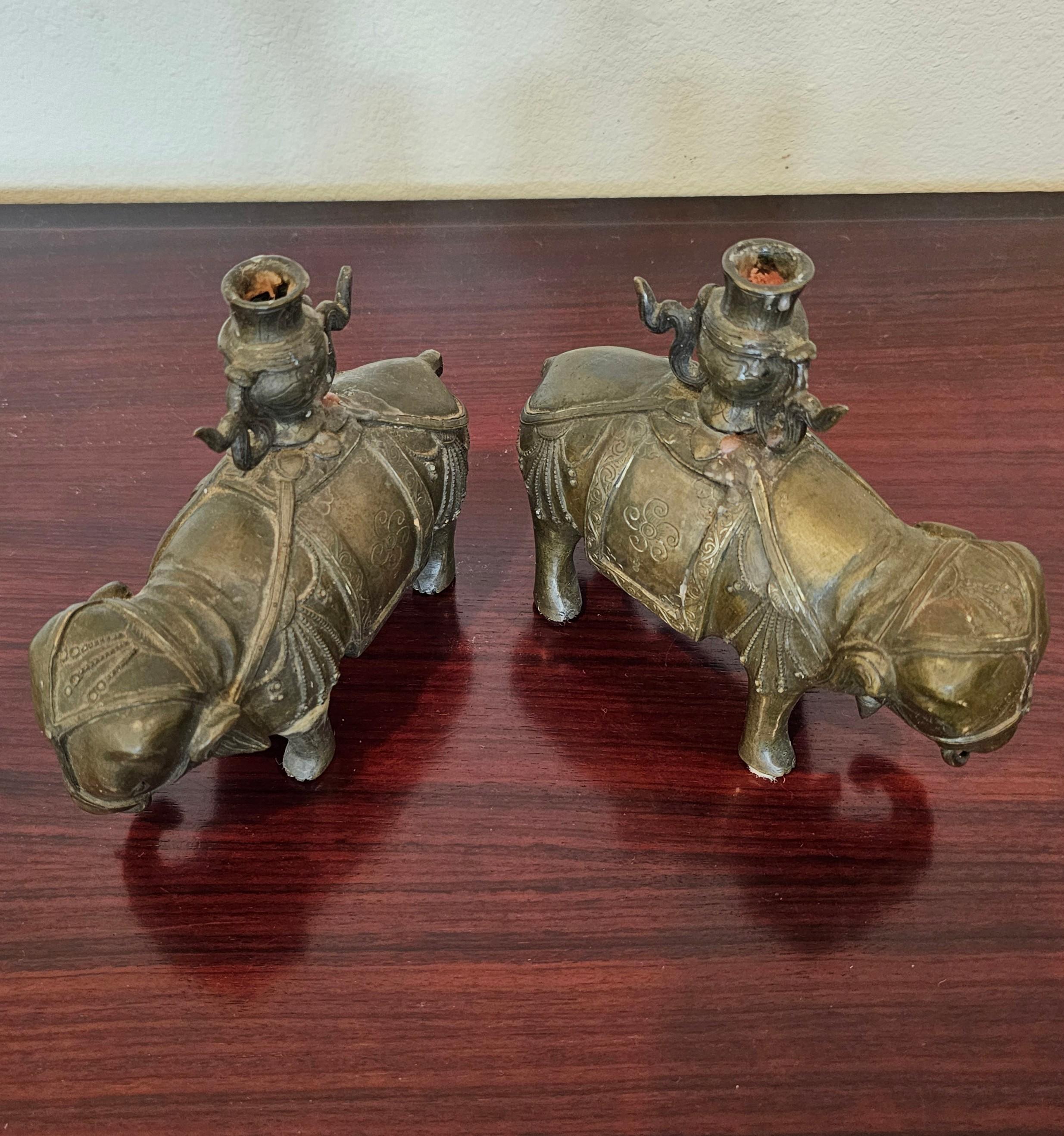 Paar chinesische Bronze-Kerzenhalter-Skulpturen mit Elefantenfigur aus dem 18./19. Jahrhundert im Angebot 4