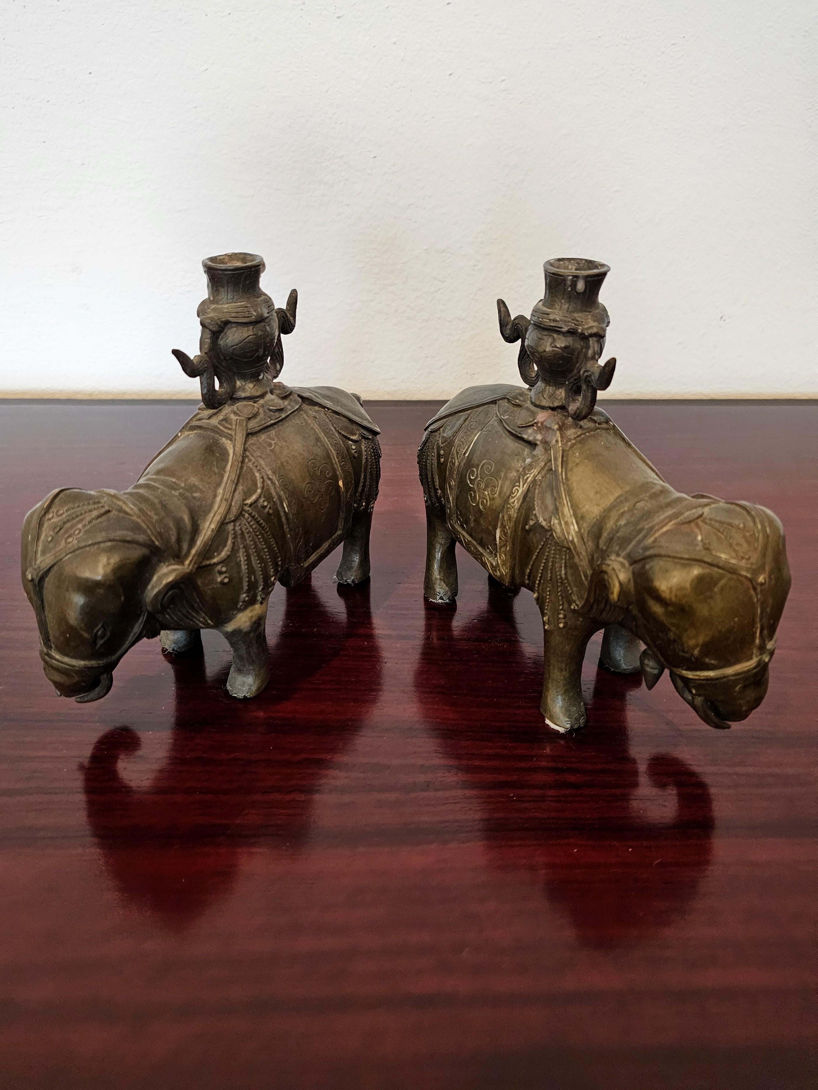Paar chinesische Bronze-Kerzenhalter-Skulpturen mit Elefantenfigur aus dem 18./19. Jahrhundert im Angebot 5