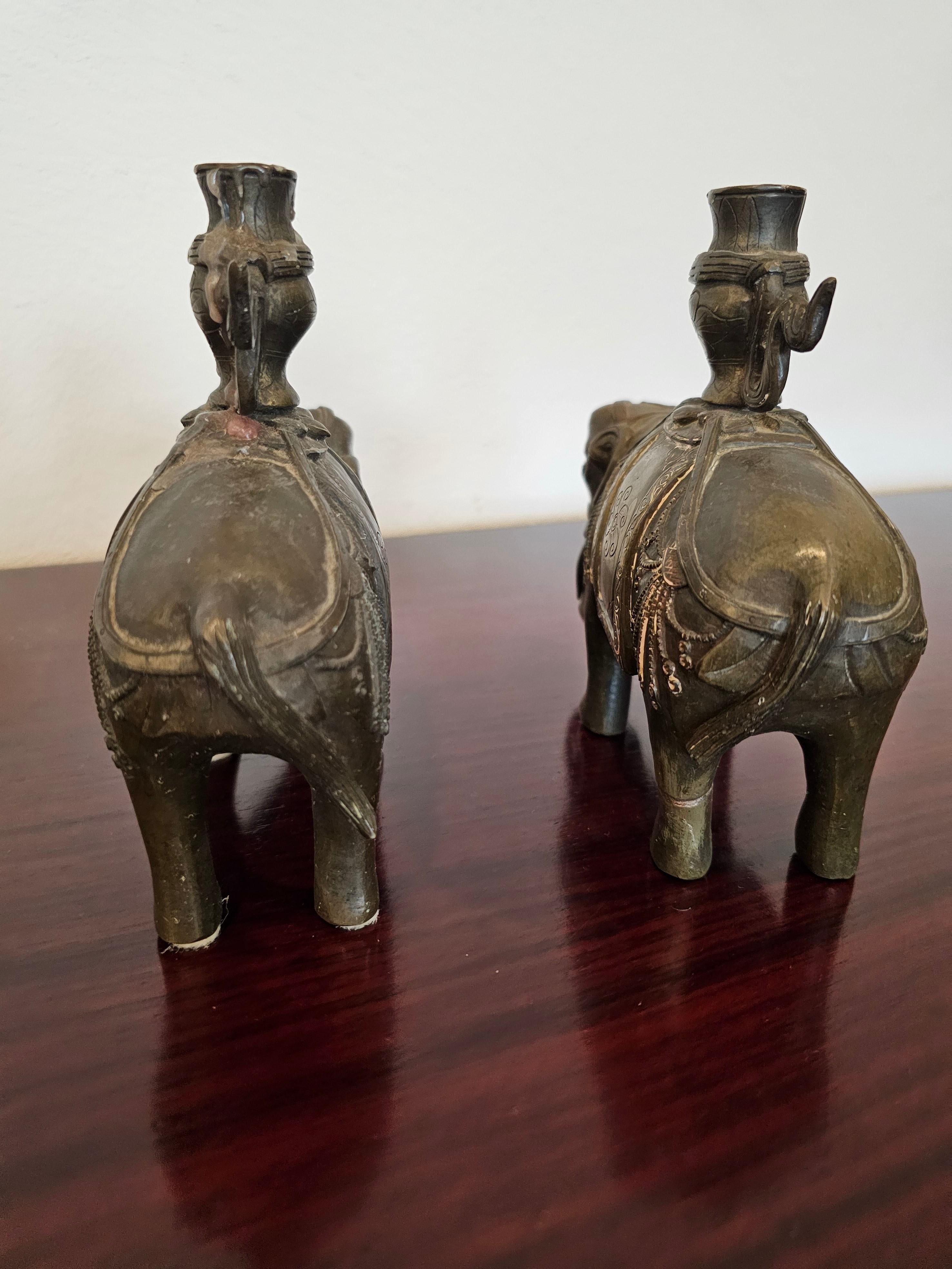 Paar chinesische Bronze-Kerzenhalter-Skulpturen mit Elefantenfigur aus dem 18./19. Jahrhundert im Angebot 7