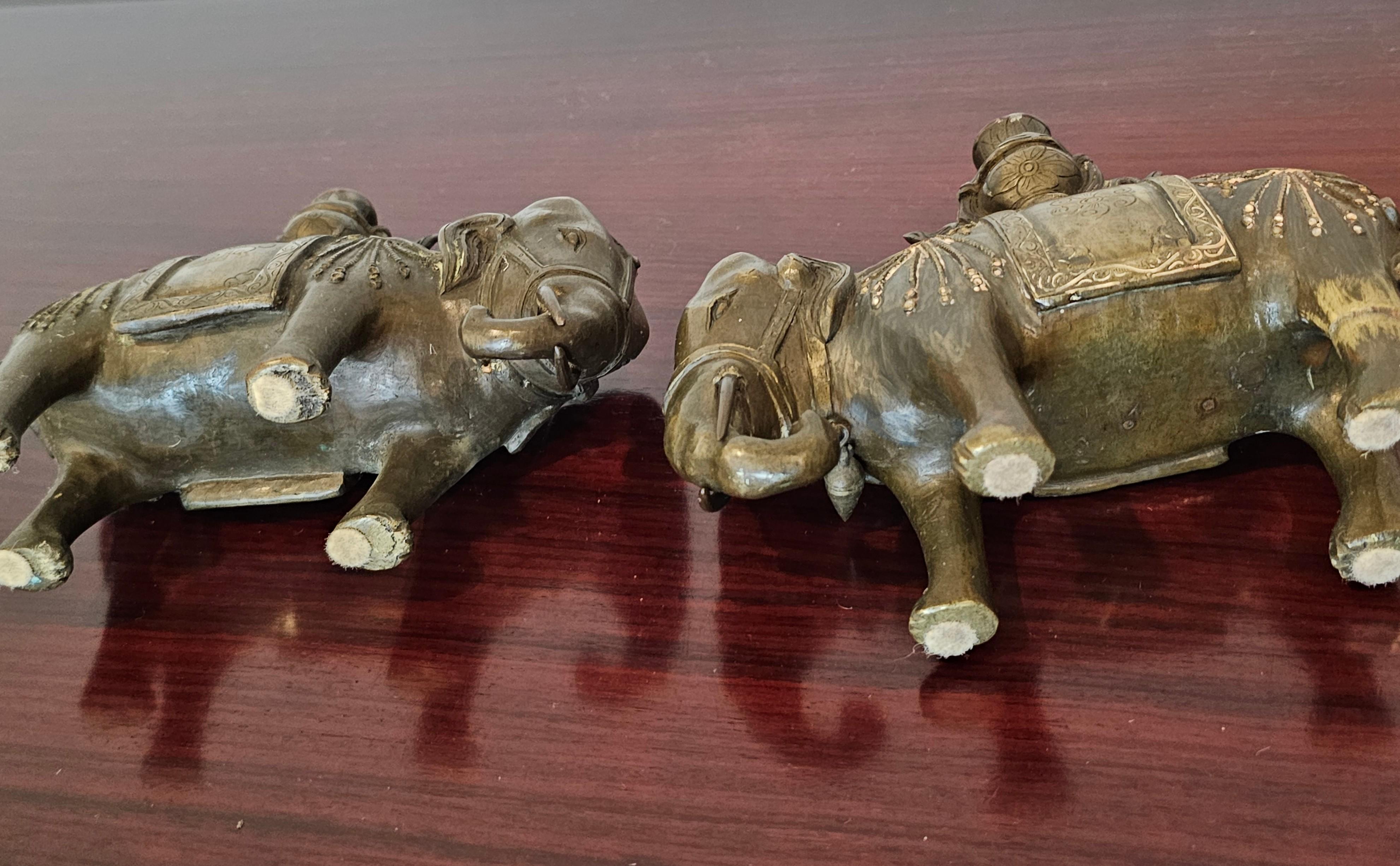 Paar chinesische Bronze-Kerzenhalter-Skulpturen mit Elefantenfigur aus dem 18./19. Jahrhundert im Angebot 8