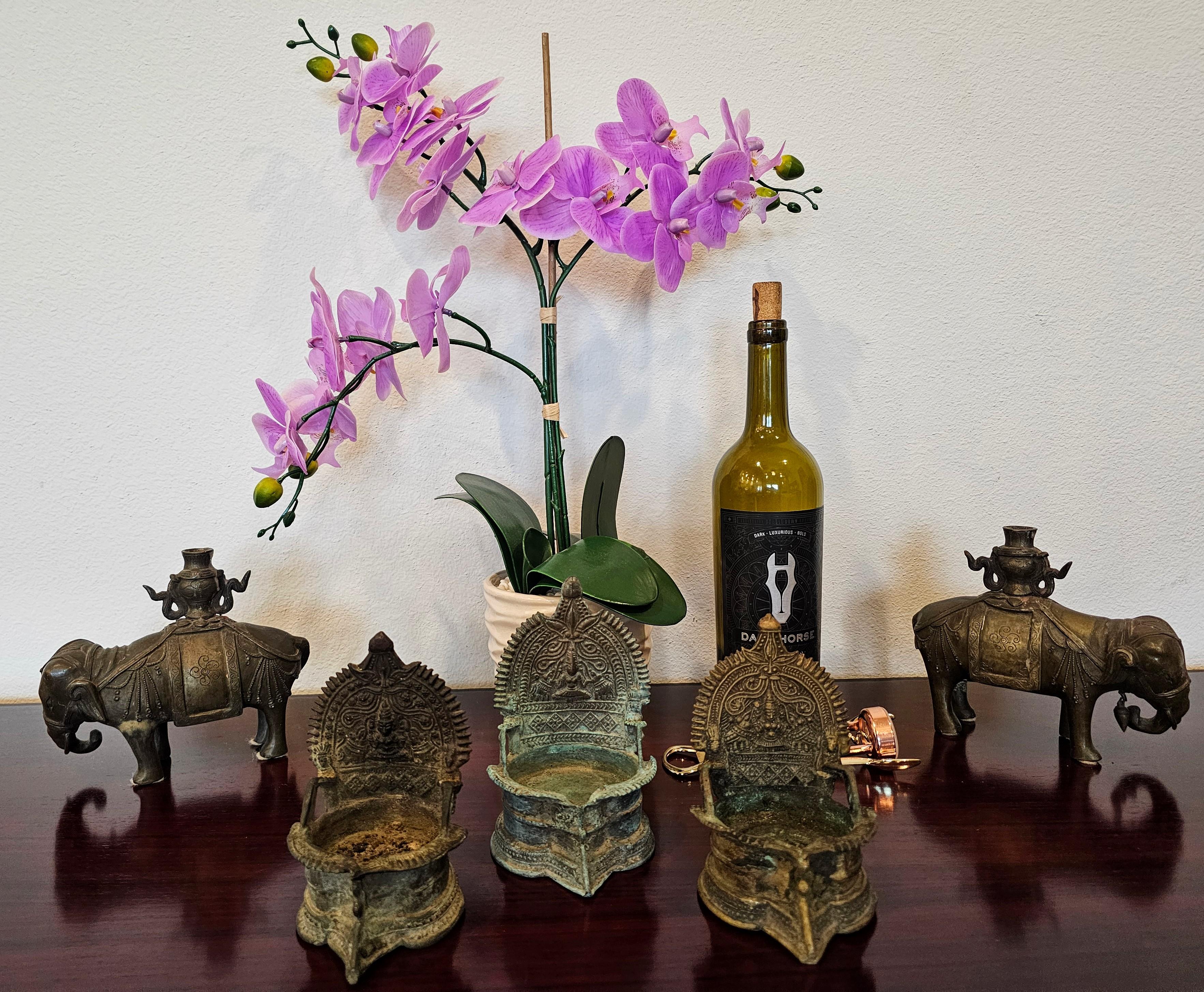 Paar chinesische Bronze-Kerzenhalter-Skulpturen mit Elefantenfigur aus dem 18./19. Jahrhundert im Angebot 9
