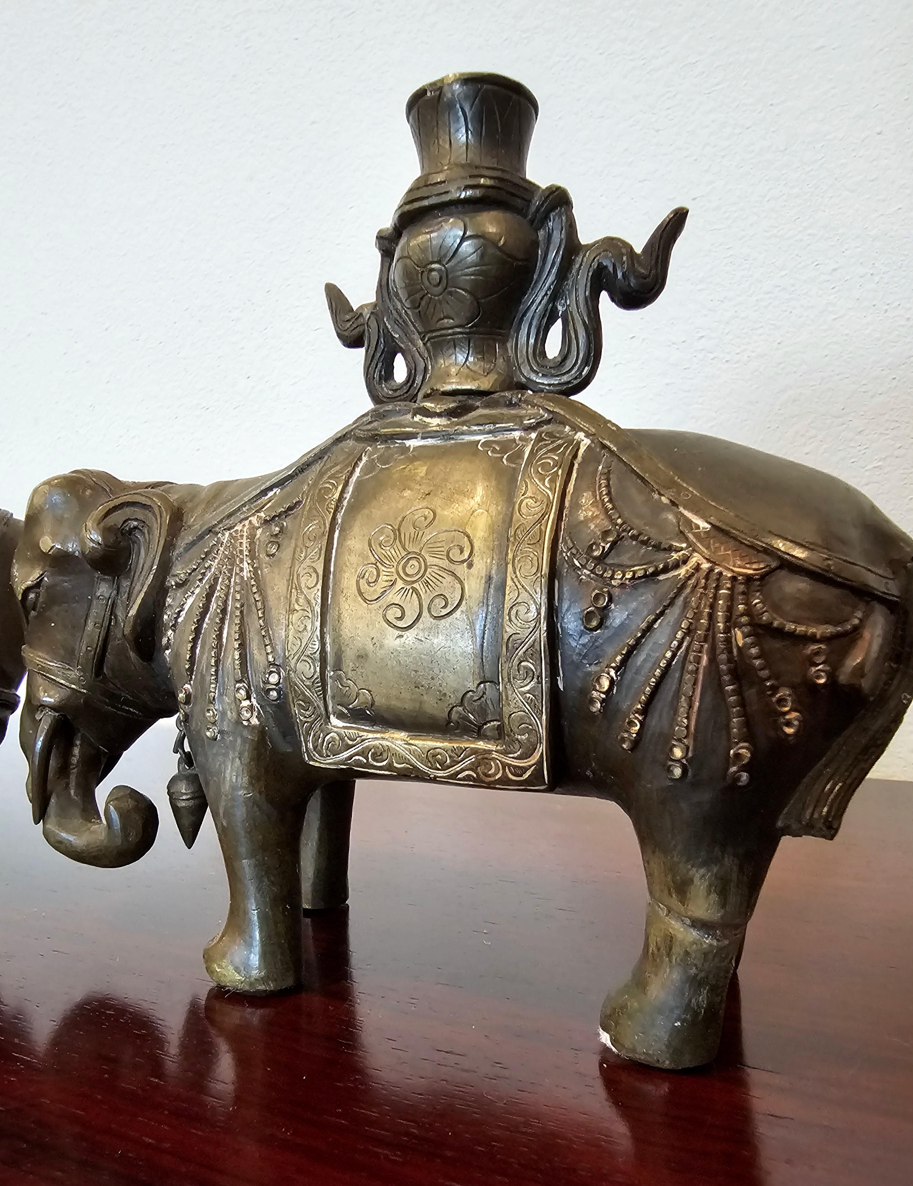 Ein Paar fein gegossene und eingeschnittene brünierte Bronzeleuchter-Elefanten, chinesische Schule, 18. bis 19. Jahrhundert, Qing-Dynastie (1636-1912).

Beide Elefanten stehen viereckig mit geradem Kopf, einer mit tropfenförmigem Abschluss, beide