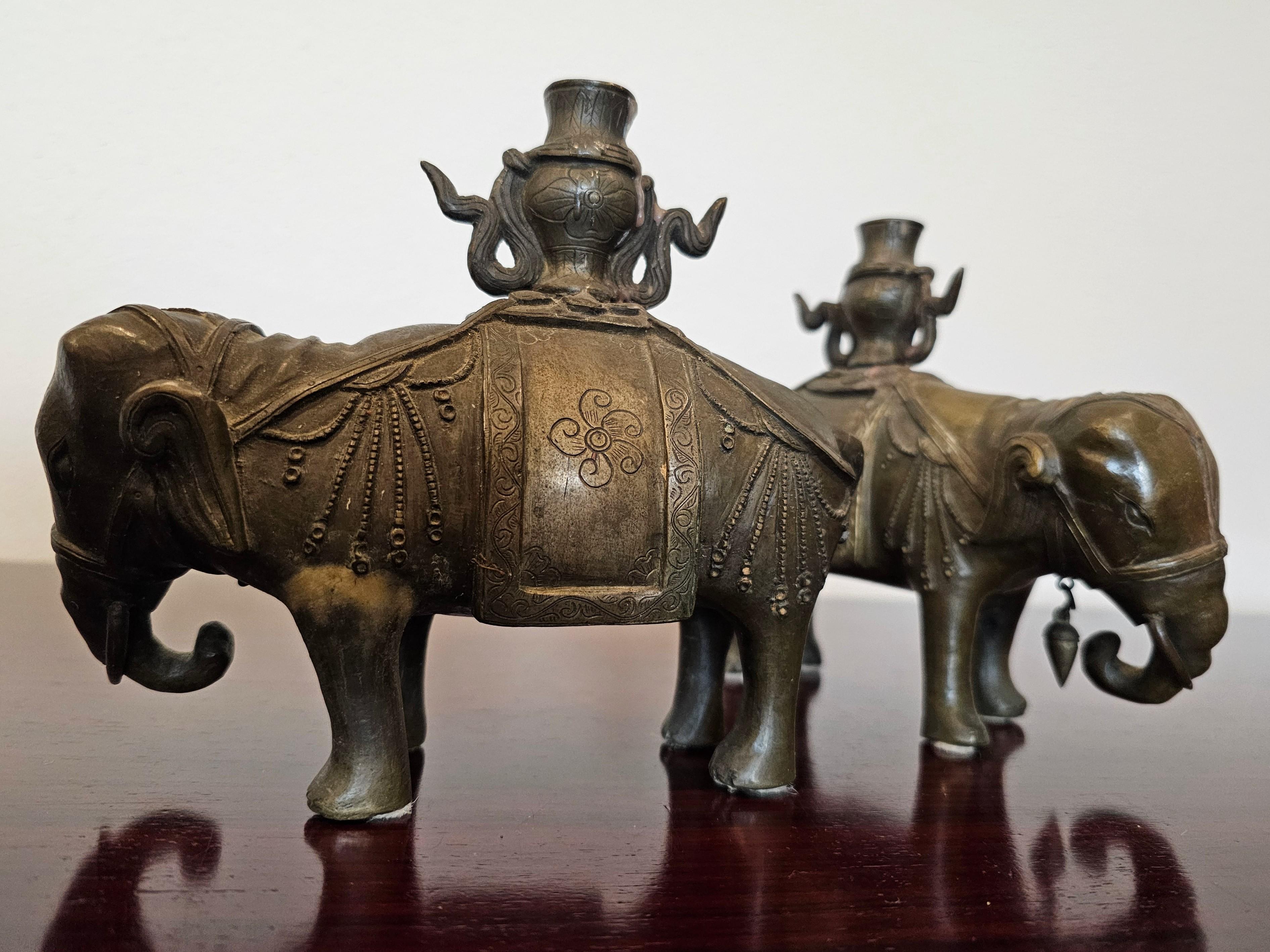 Paar chinesische Bronze-Kerzenhalter-Skulpturen mit Elefantenfigur aus dem 18./19. Jahrhundert (Qing-Dynastie) im Angebot