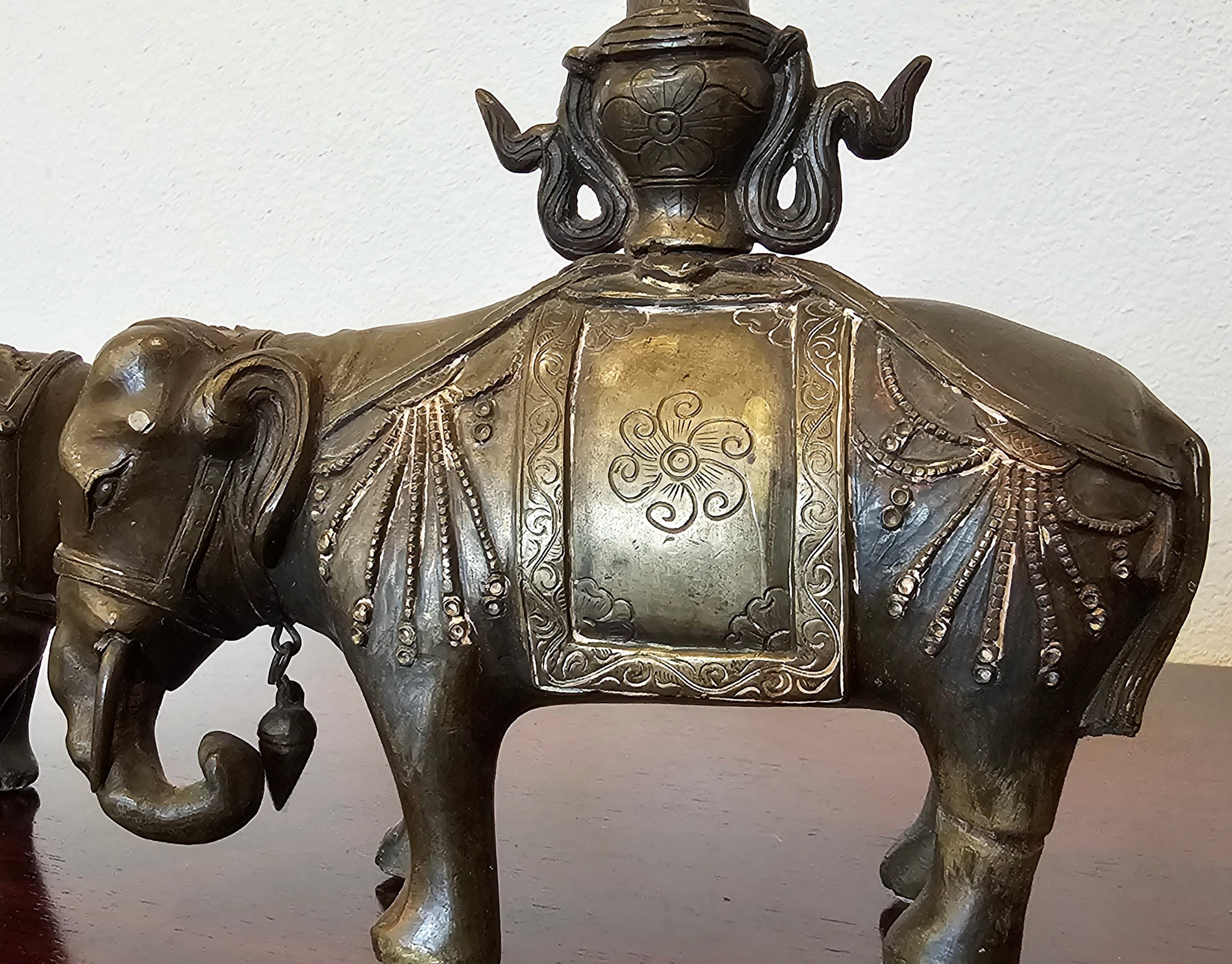 Paar chinesische Bronze-Kerzenhalter-Skulpturen mit Elefantenfigur aus dem 18./19. Jahrhundert (Chinesisch) im Angebot