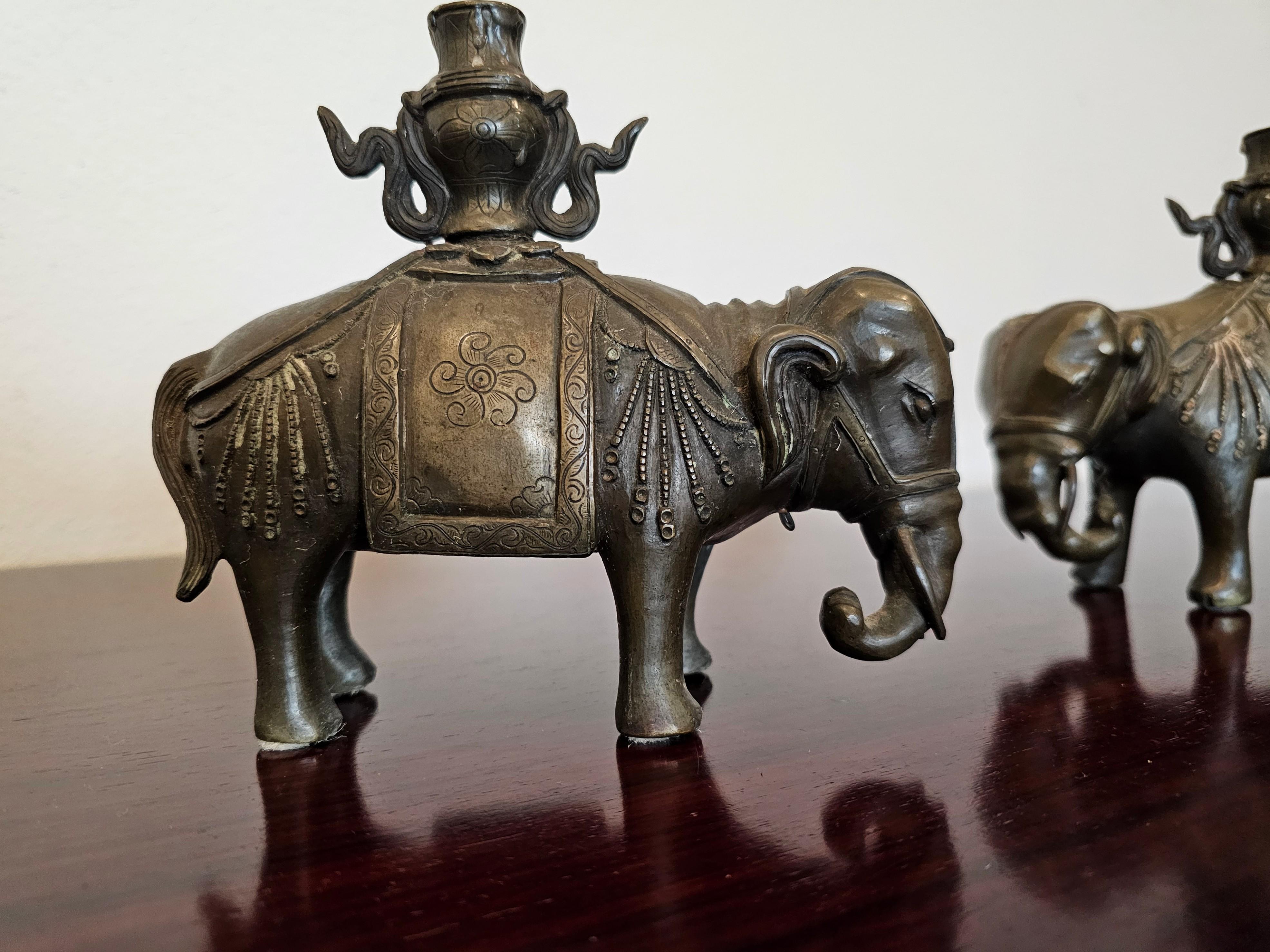 Paar chinesische Bronze-Kerzenhalter-Skulpturen mit Elefantenfigur aus dem 18./19. Jahrhundert (Gegossen) im Angebot