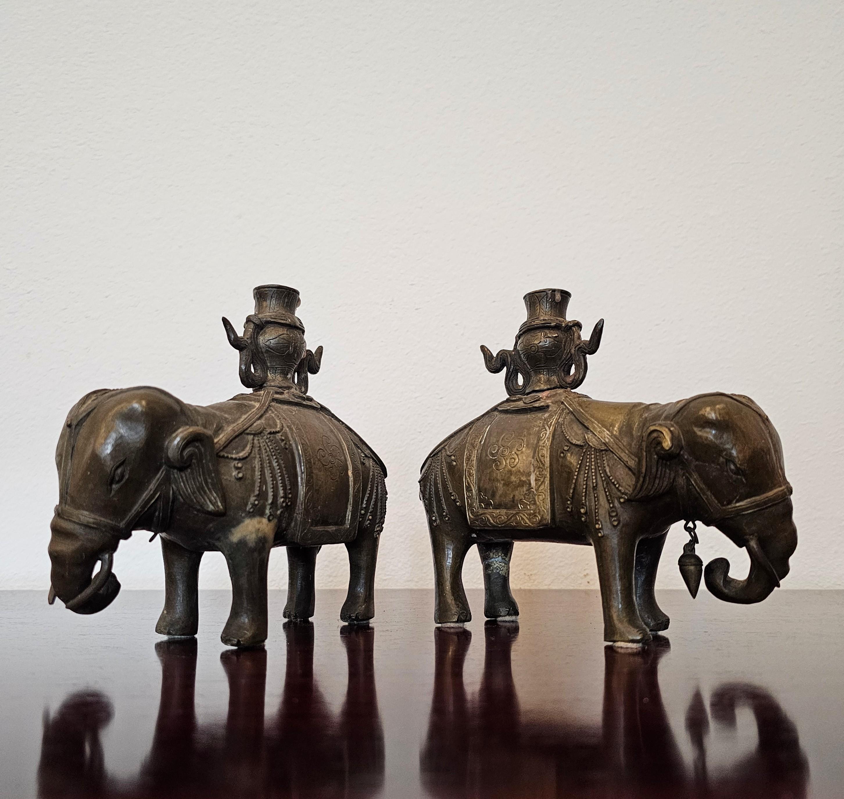 Paar chinesische Bronze-Kerzenhalter-Skulpturen mit Elefantenfigur aus dem 18./19. Jahrhundert im Zustand „Gut“ im Angebot in Forney, TX