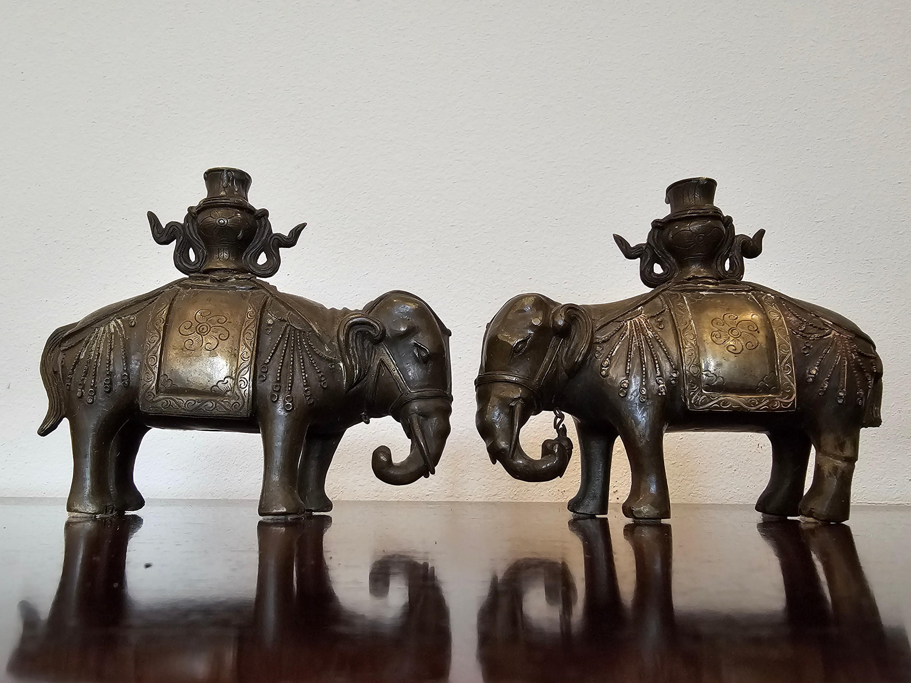 Paar chinesische Bronze-Kerzenhalter-Skulpturen mit Elefantenfigur aus dem 18./19. Jahrhundert im Angebot 1