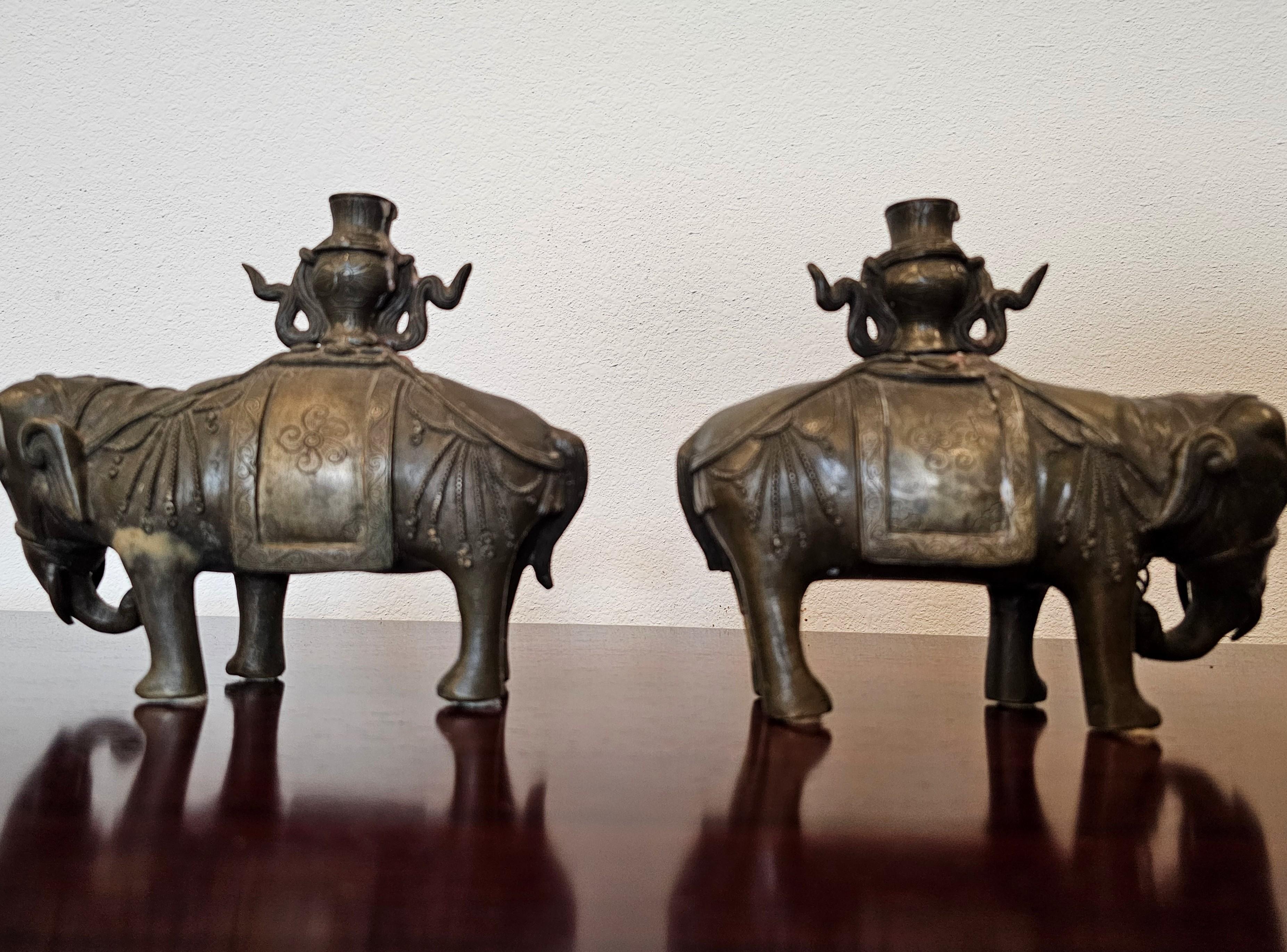 Paar chinesische Bronze-Kerzenhalter-Skulpturen mit Elefantenfigur aus dem 18./19. Jahrhundert im Angebot 2