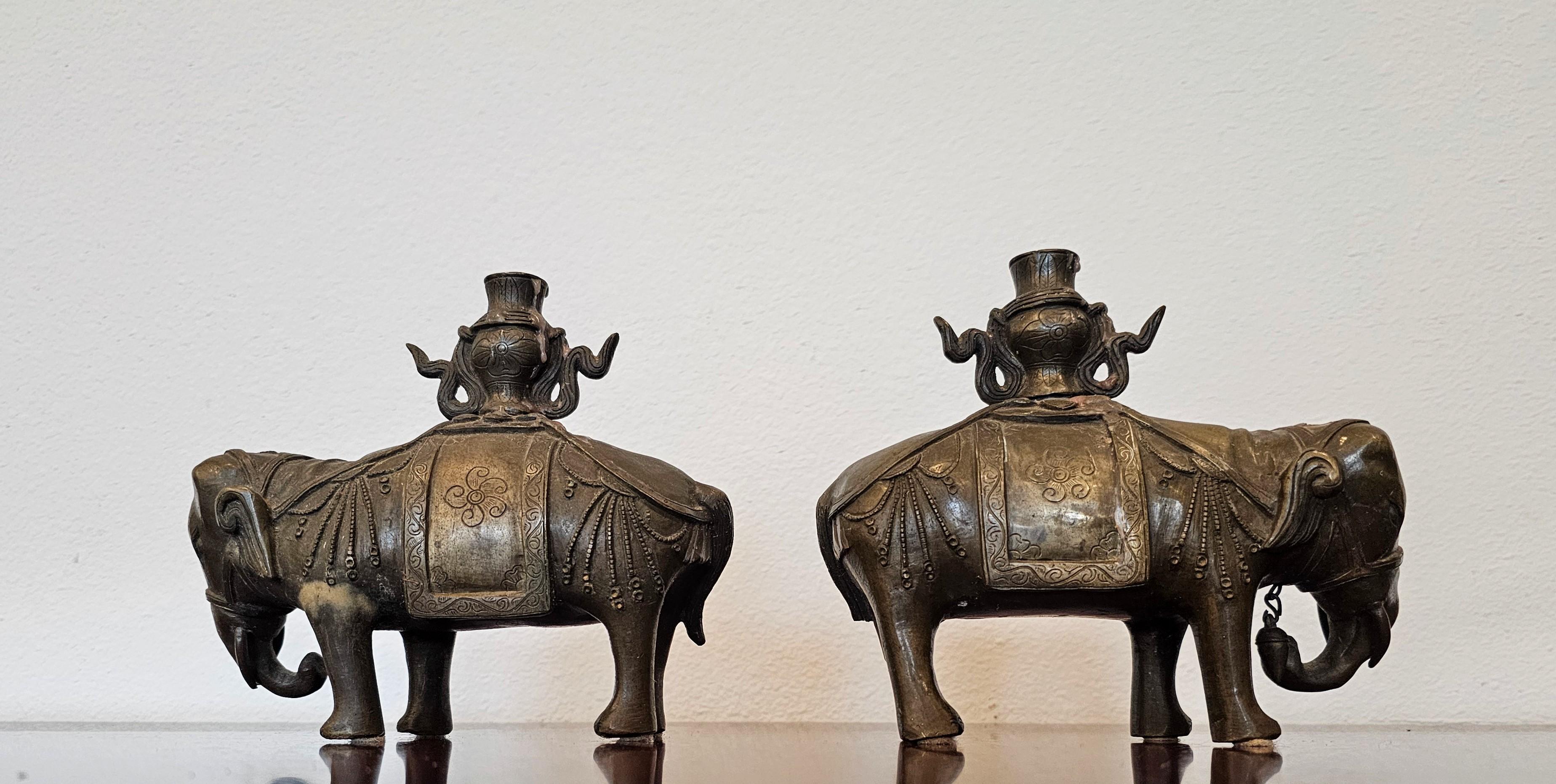 Paar chinesische Bronze-Kerzenhalter-Skulpturen mit Elefantenfigur aus dem 18./19. Jahrhundert im Angebot 3