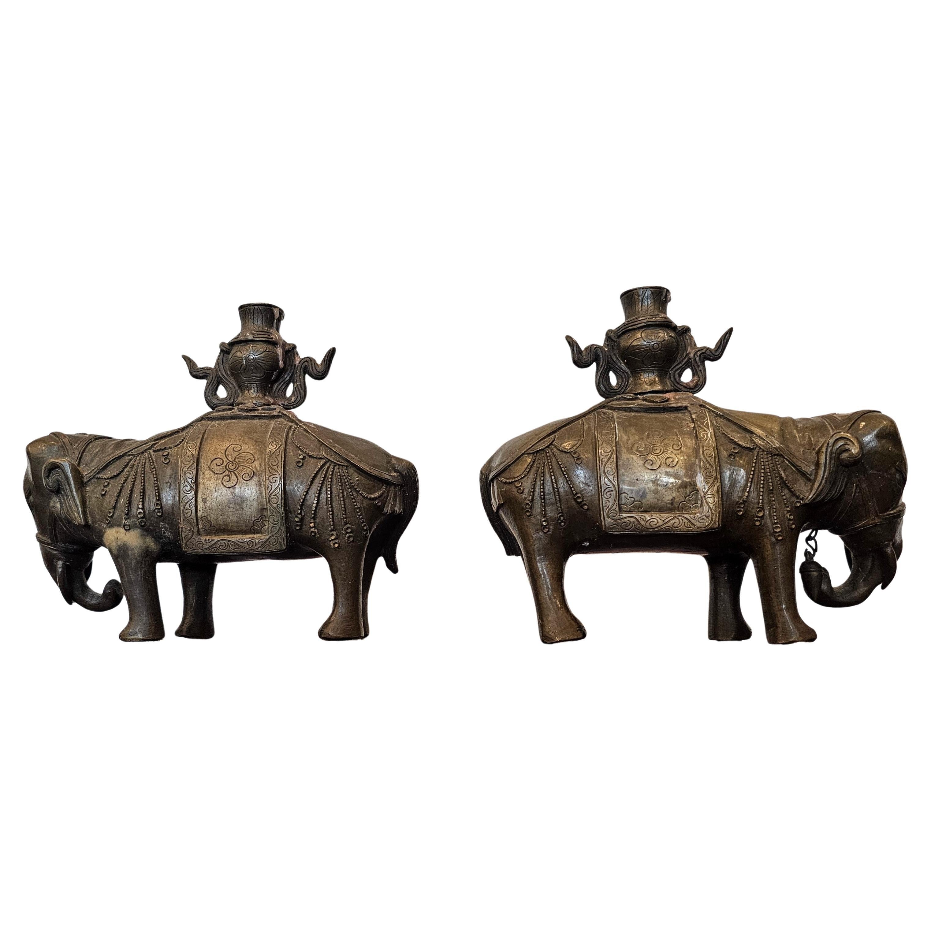 Coppia di sculture portacandele a figura di elefante in bronzo del XVIII/19° secolo cinese