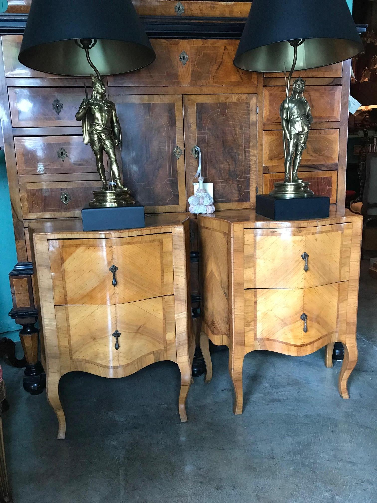 Neoclassical Pair 18th C Carved Italian Inlaid Bed Side Fruit Wood Nightstand Table Comodini For Sale