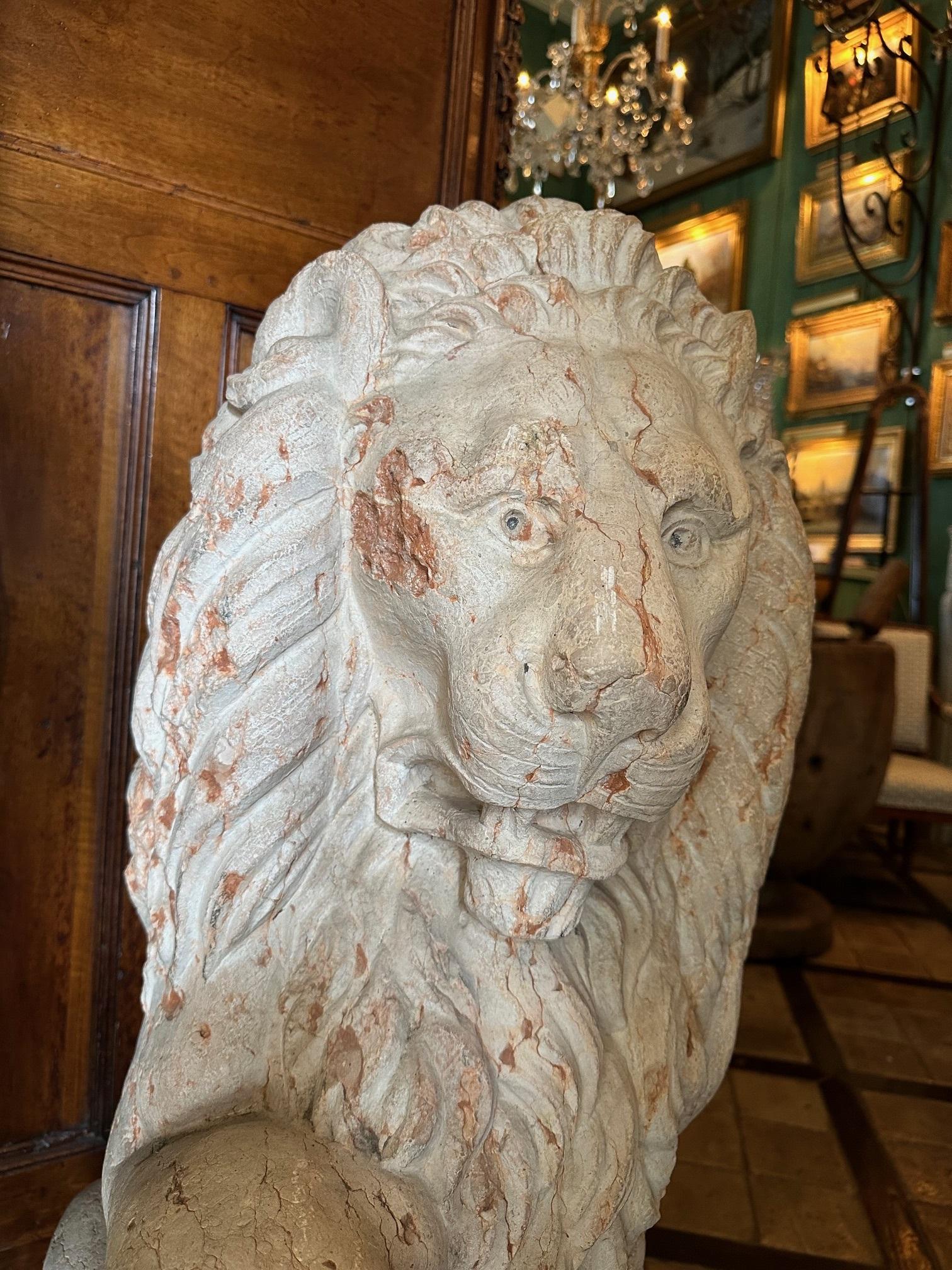 Paar geschnitzte Terrakotta-Figuren aus Marmor aus dem 18. Jahrhundert, Löwen-Skulpturen, Gartenstatuen, LA im Angebot 4