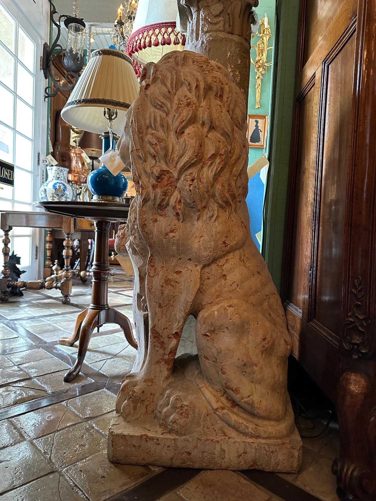Paar geschnitzte Terrakotta-Figuren aus Marmor aus dem 18. Jahrhundert, Löwen-Skulpturen, Gartenstatuen, LA im Angebot 8