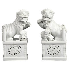 Paire de porte-bâtonnets d'encens chinois « Blanc de Chine » du XVIIIe siècle représentant des lions bouddhistes / lions Foo