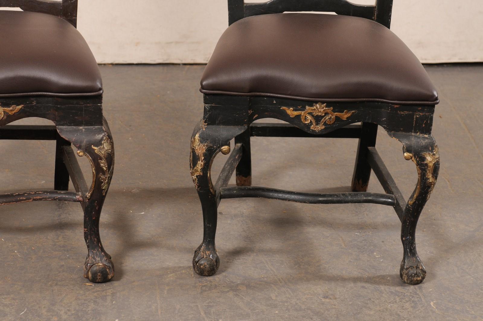 Paire de chaises d'appoint rococo danoises du 18ème siècle avec sièges en cuir en vente 3