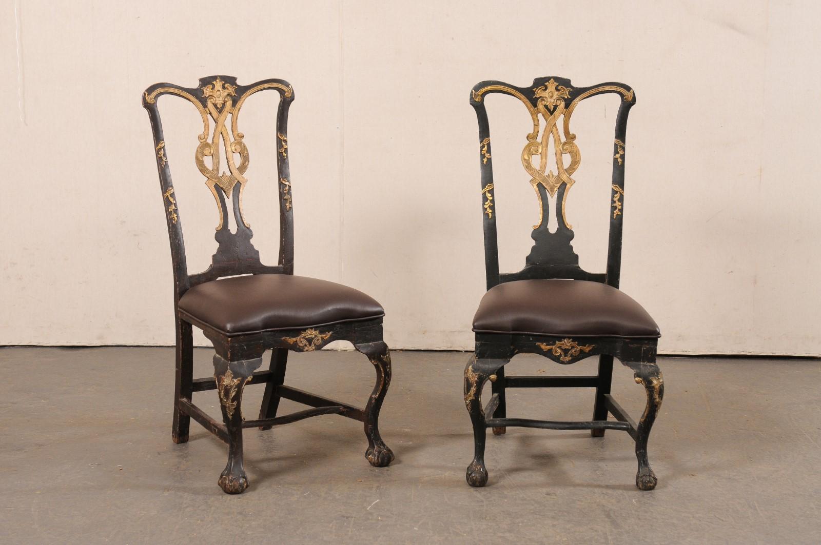 Paire de chaises d'appoint rococo danoises en bois sculpté du XVIIIe siècle. Cette paire de chaises rococo d'époque, originaire du Danemark, présente des dossiers élégamment sculptés à l'emporte-pièce, ainsi que des ornements floraux, des rinceaux