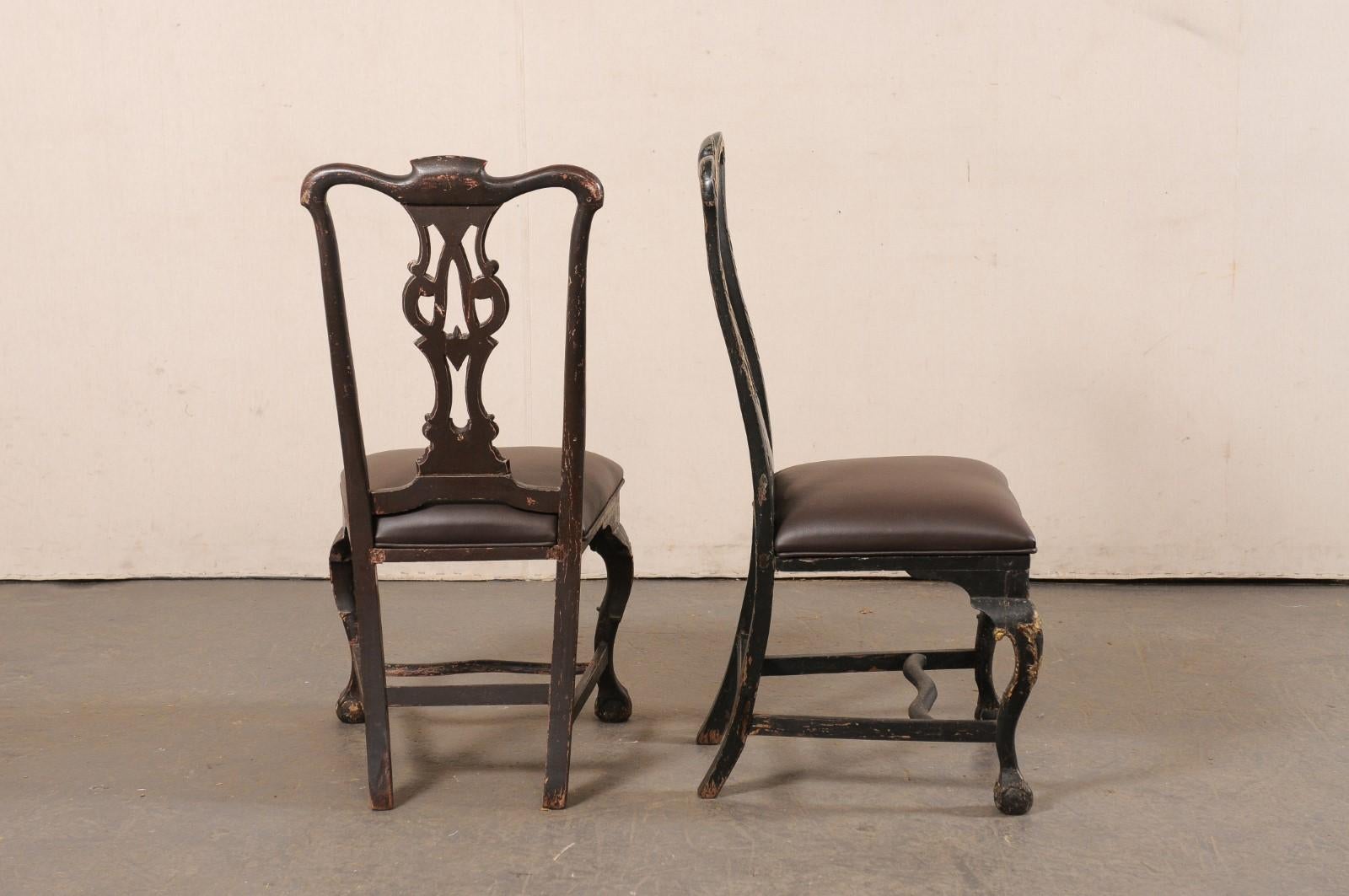 XVIIIe siècle et antérieur Paire de chaises d'appoint rococo danoises du 18ème siècle avec sièges en cuir en vente
